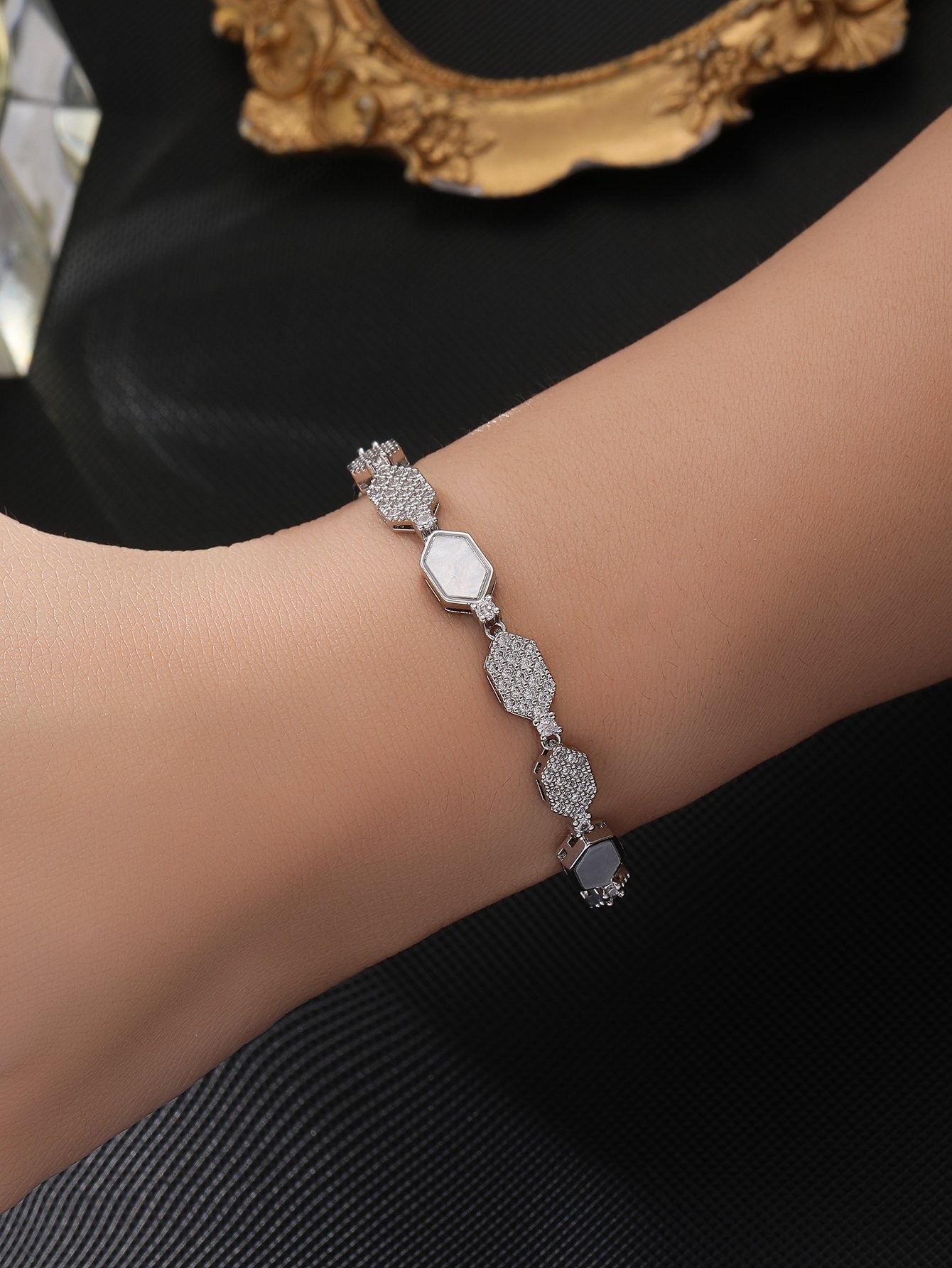 Silver honeycomb diamond-shaped shell inlaid with super-shiny cubic zirconia womens bracelet, perfect for parties and dinners