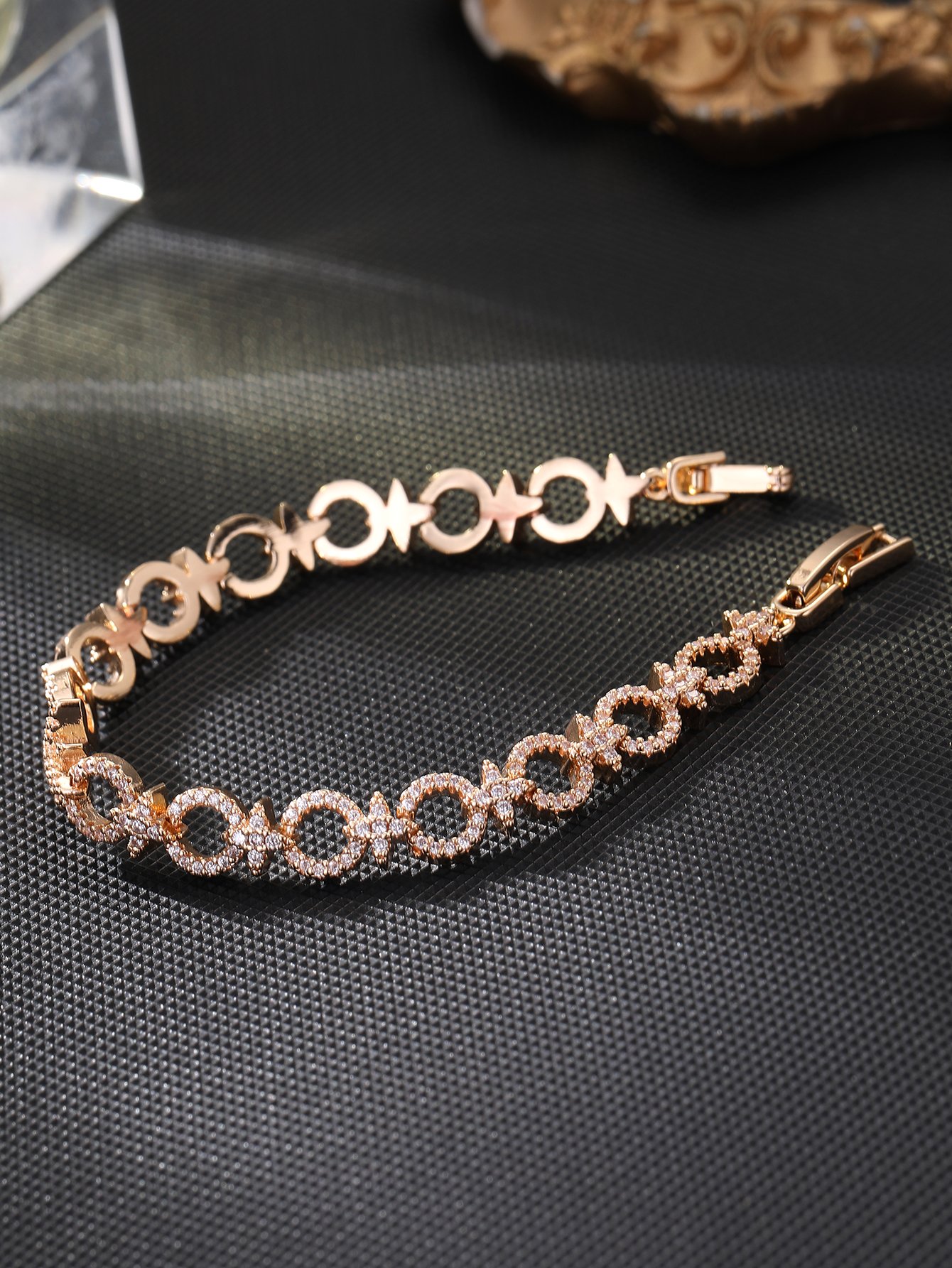 Gold Star-shaped Bracelet Set with Sparkling Cubic Zirconia, Ideal for Parties and Dinners