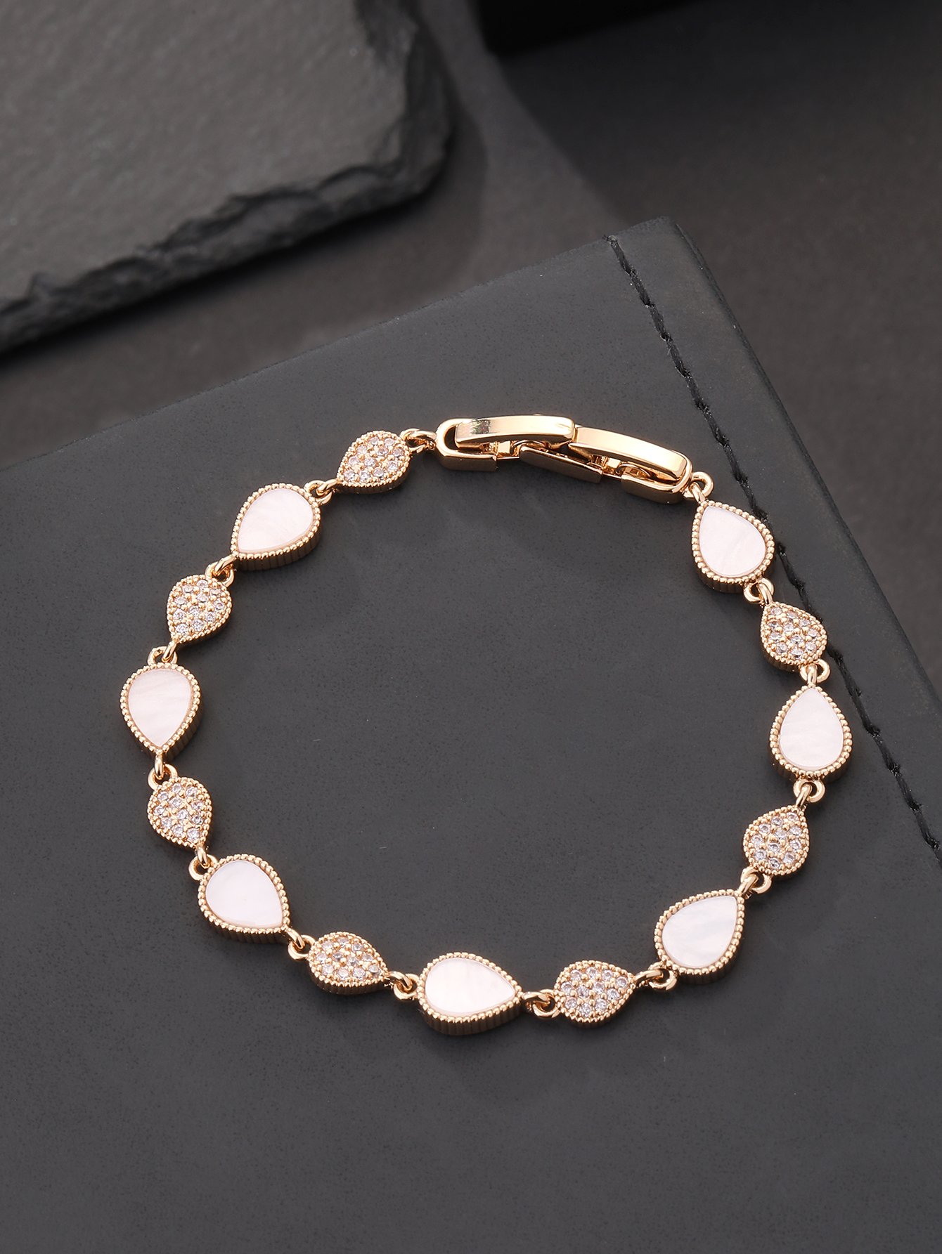 Gold droplet-shaped bracelet set with super-shiny cubic zirconia, suitable for wearing to parties and dinners