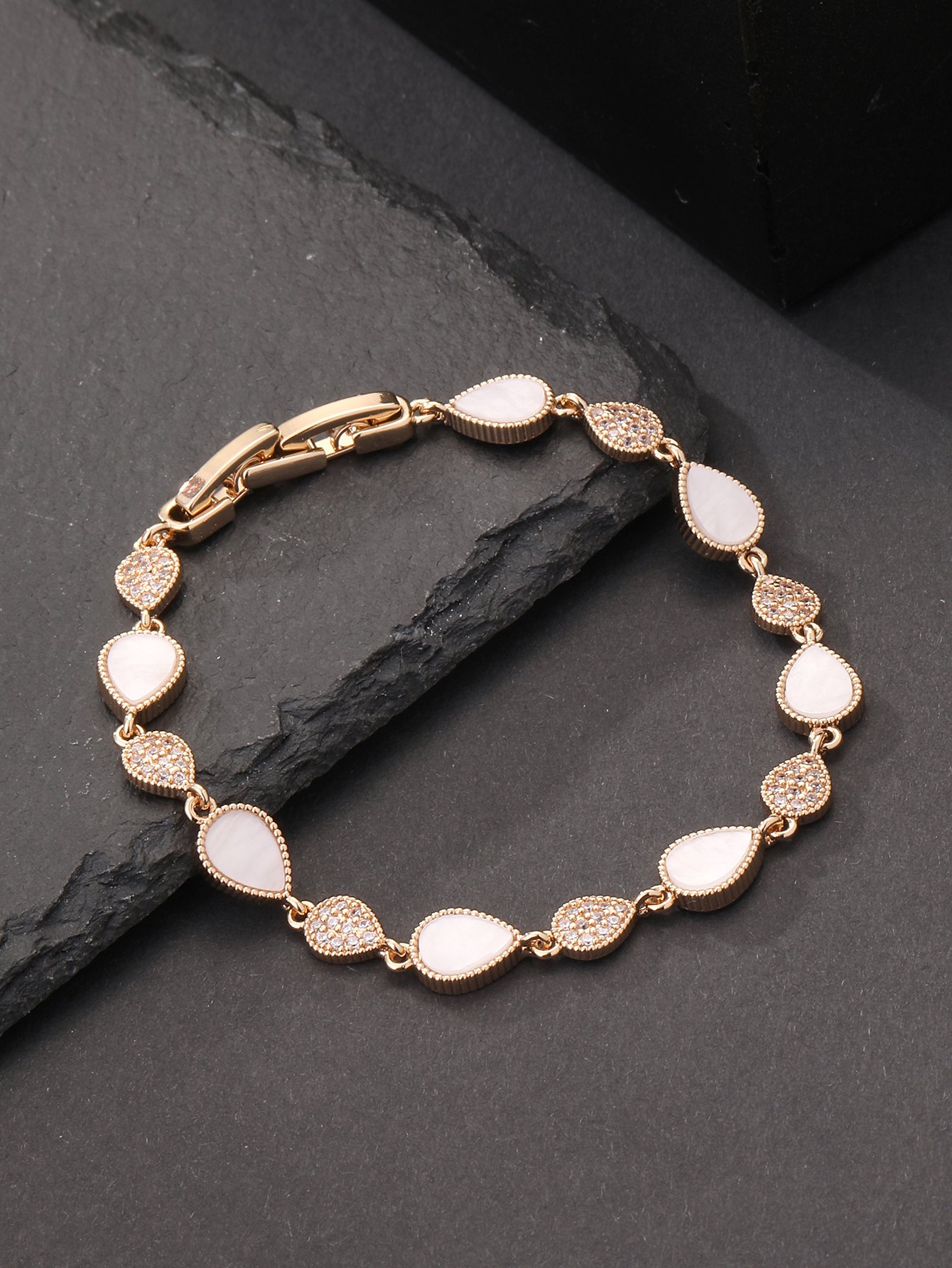 Gold droplet-shaped bracelet set with super-shiny cubic zirconia, suitable for wearing to parties and dinners