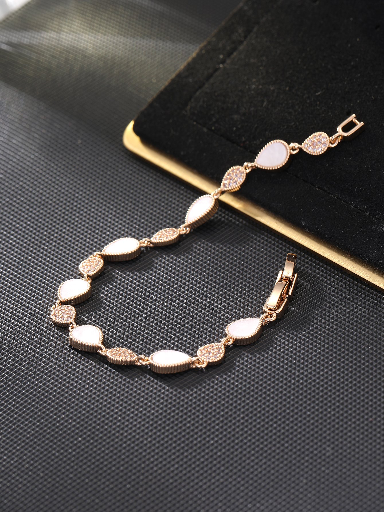 Gold droplet-shaped bracelet set with super-shiny cubic zirconia, suitable for wearing to parties and dinners