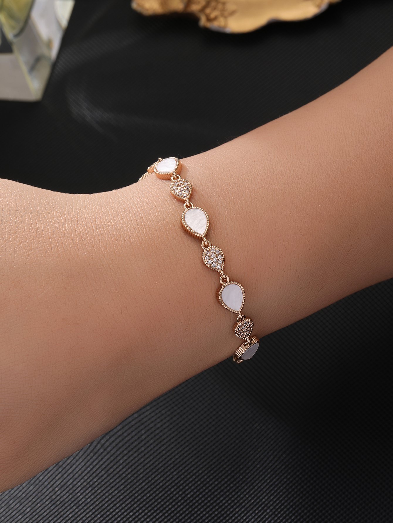 Gold droplet-shaped bracelet set with super-shiny cubic zirconia, suitable for wearing to parties and dinners