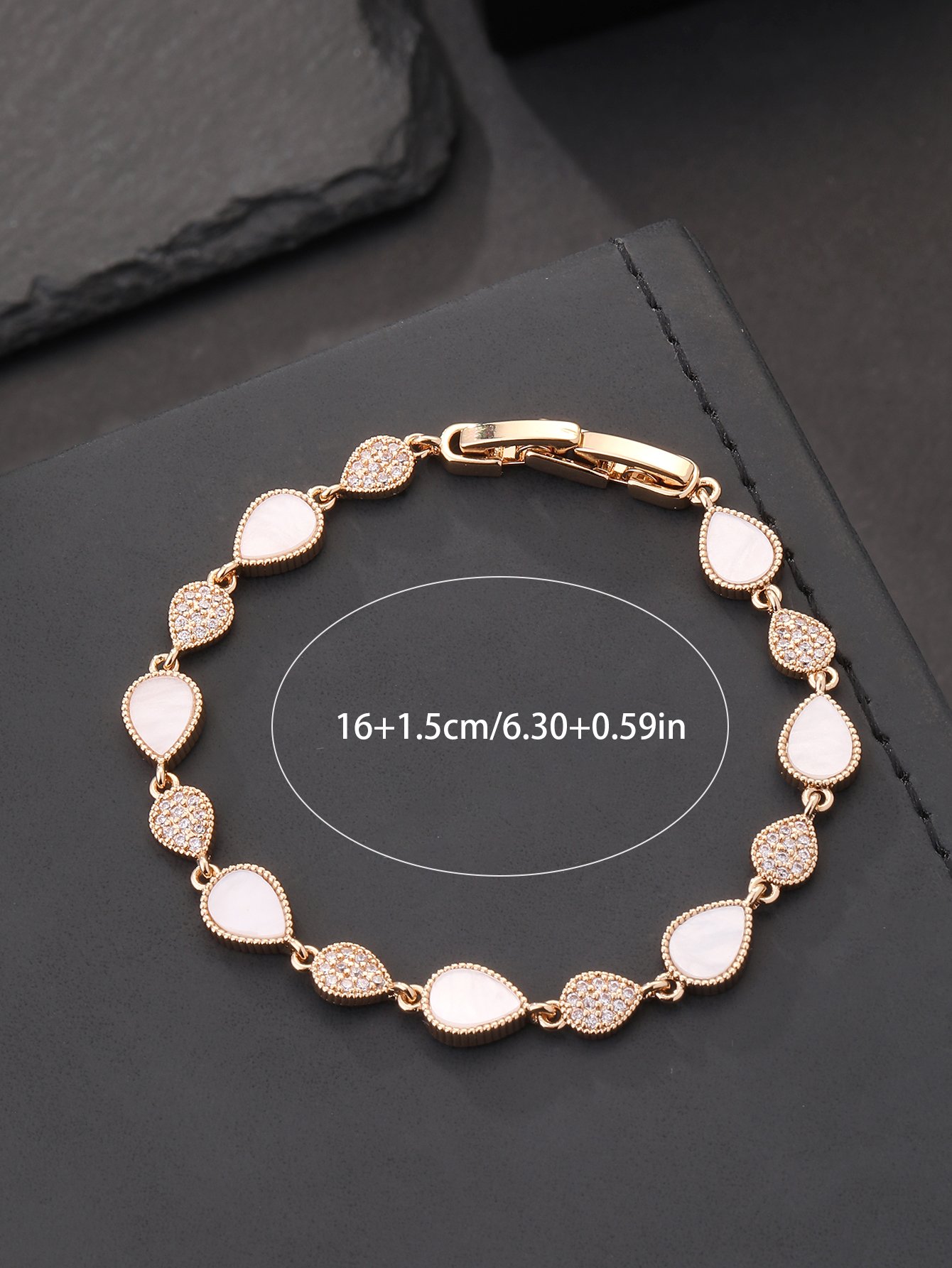 Gold droplet-shaped bracelet set with super-shiny cubic zirconia, suitable for wearing to parties and dinners