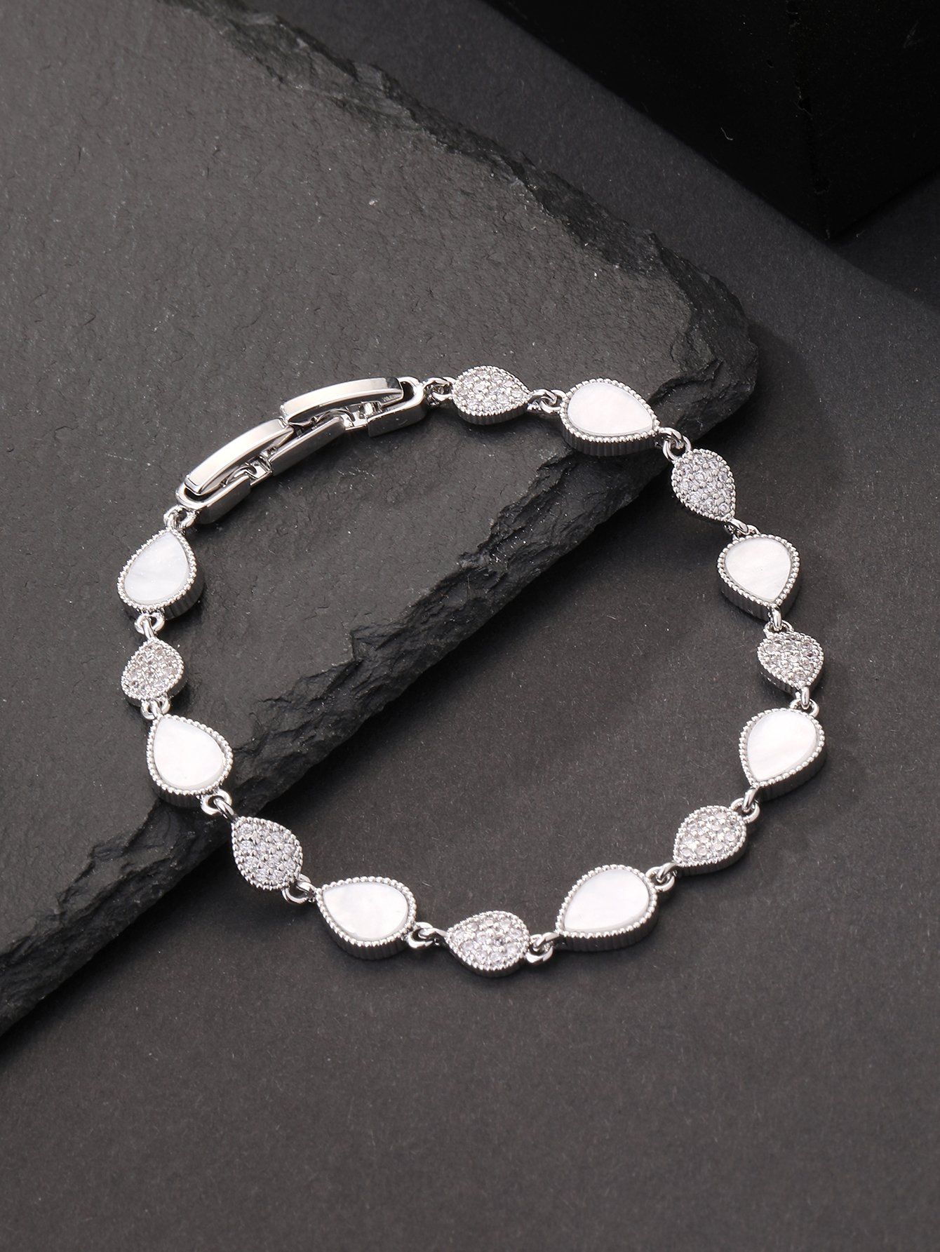 Silver drip-shaped bracelet set with ultra-shiny cubic zirconia, perfect for parties and dinners