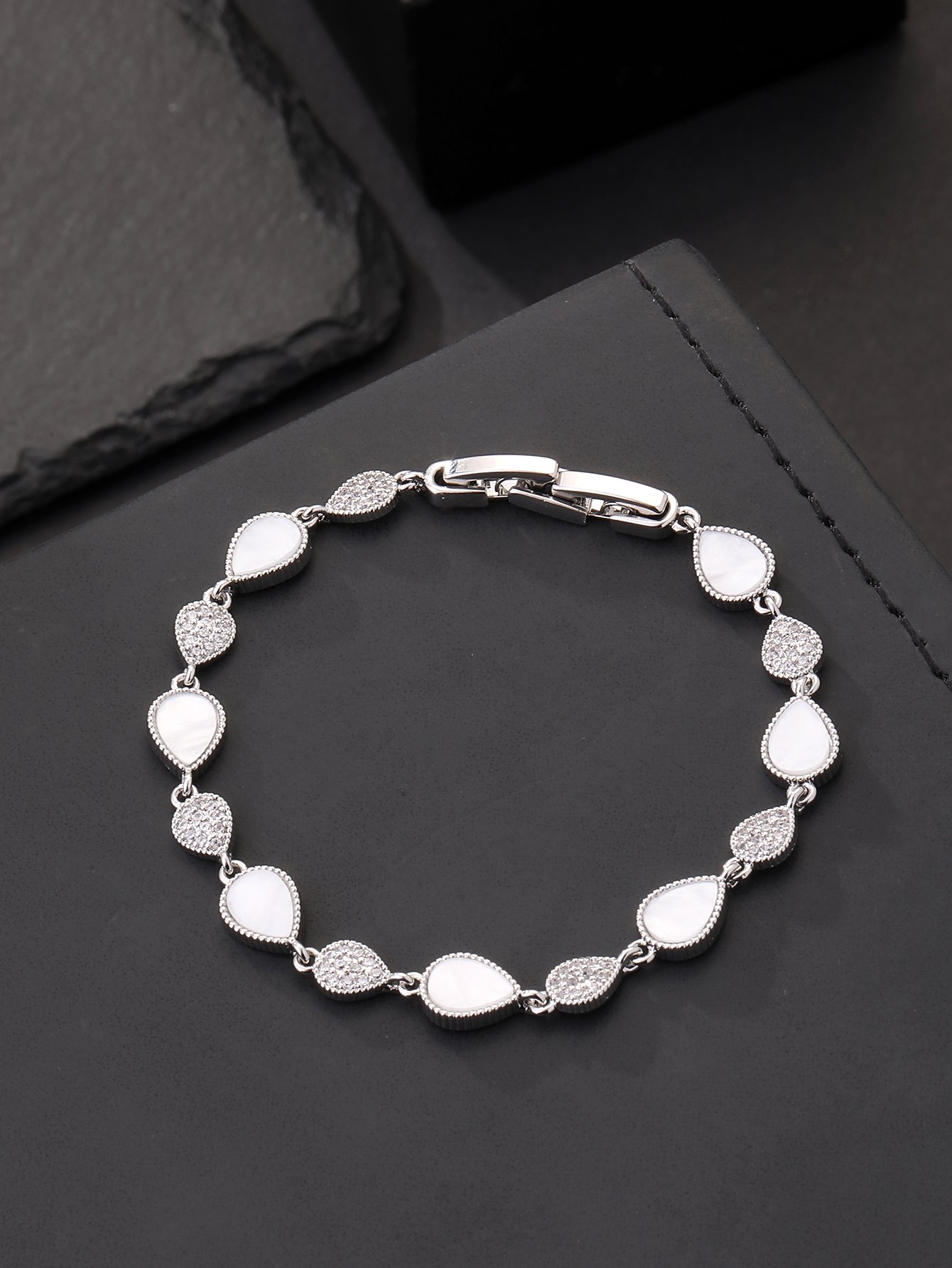Silver drip-shaped bracelet set with ultra-shiny cubic zirconia, perfect for parties and dinners