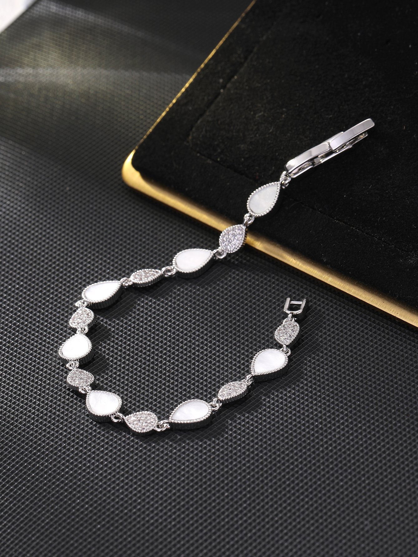 Silver drip-shaped bracelet set with ultra-shiny cubic zirconia, perfect for parties and dinners
