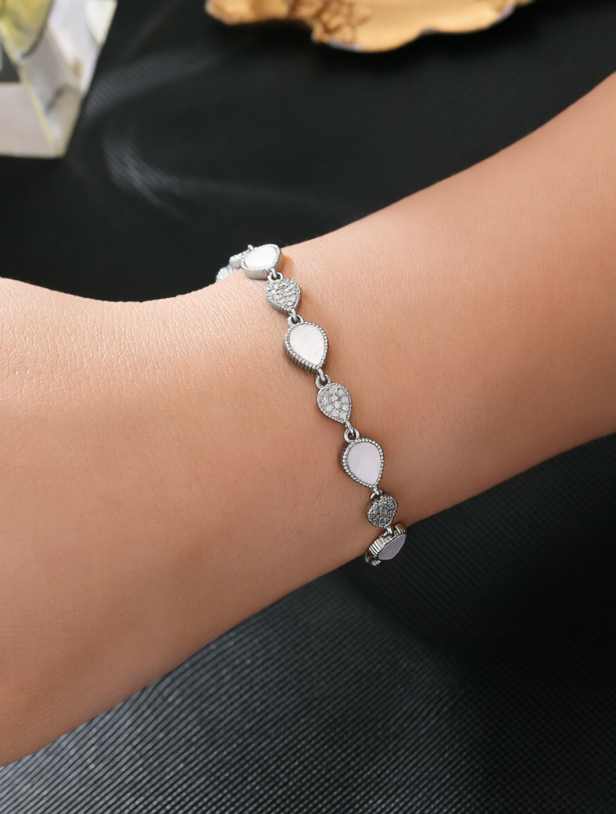 Silver drip-shaped bracelet set with ultra-shiny cubic zirconia, perfect for parties and dinners