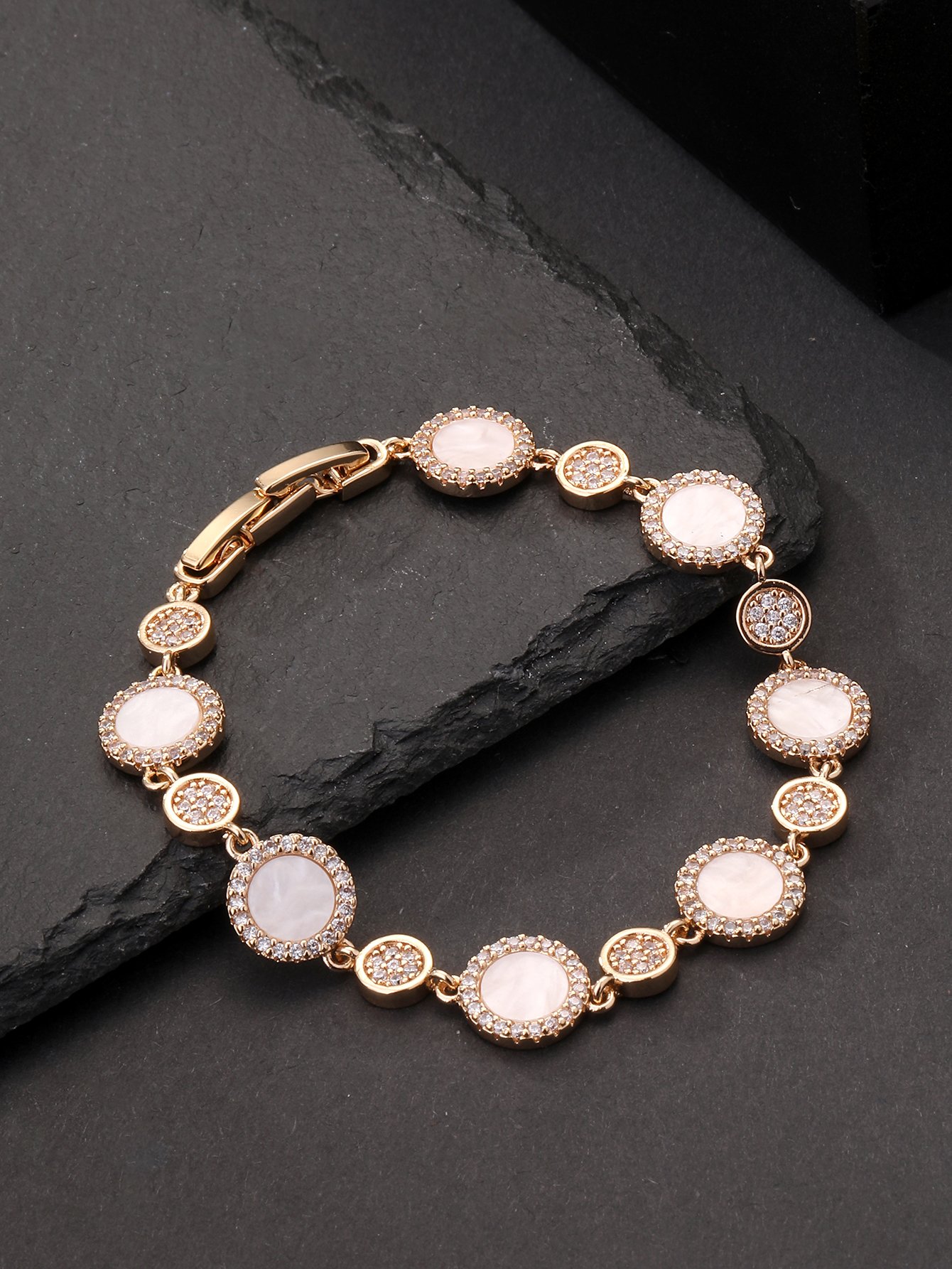 Golden round shell bracelet, set with ultra-shiny cubic zirconia, suitable for wearing to parties and dinners
