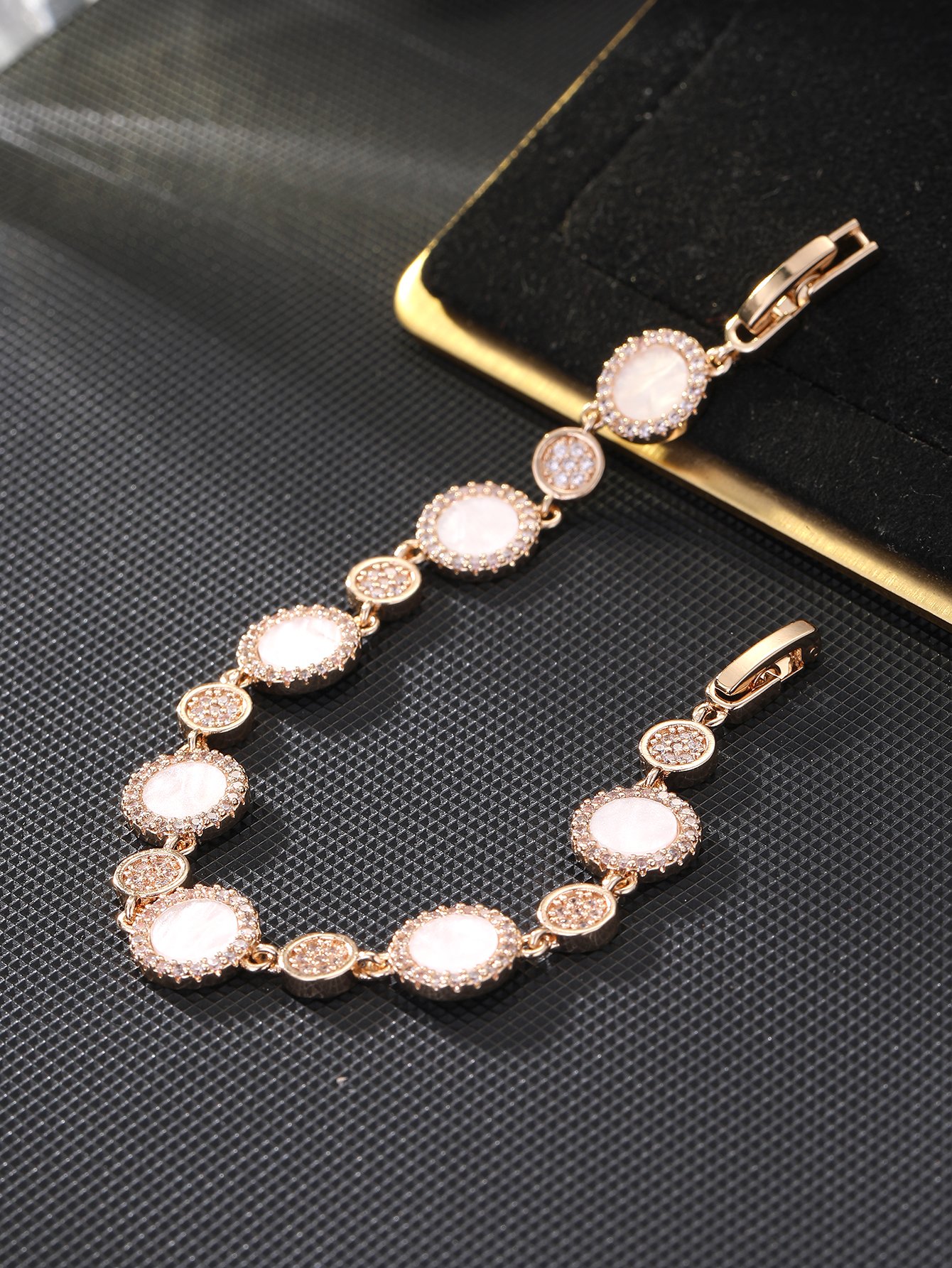 Golden round shell bracelet, set with ultra-shiny cubic zirconia, suitable for wearing to parties and dinners