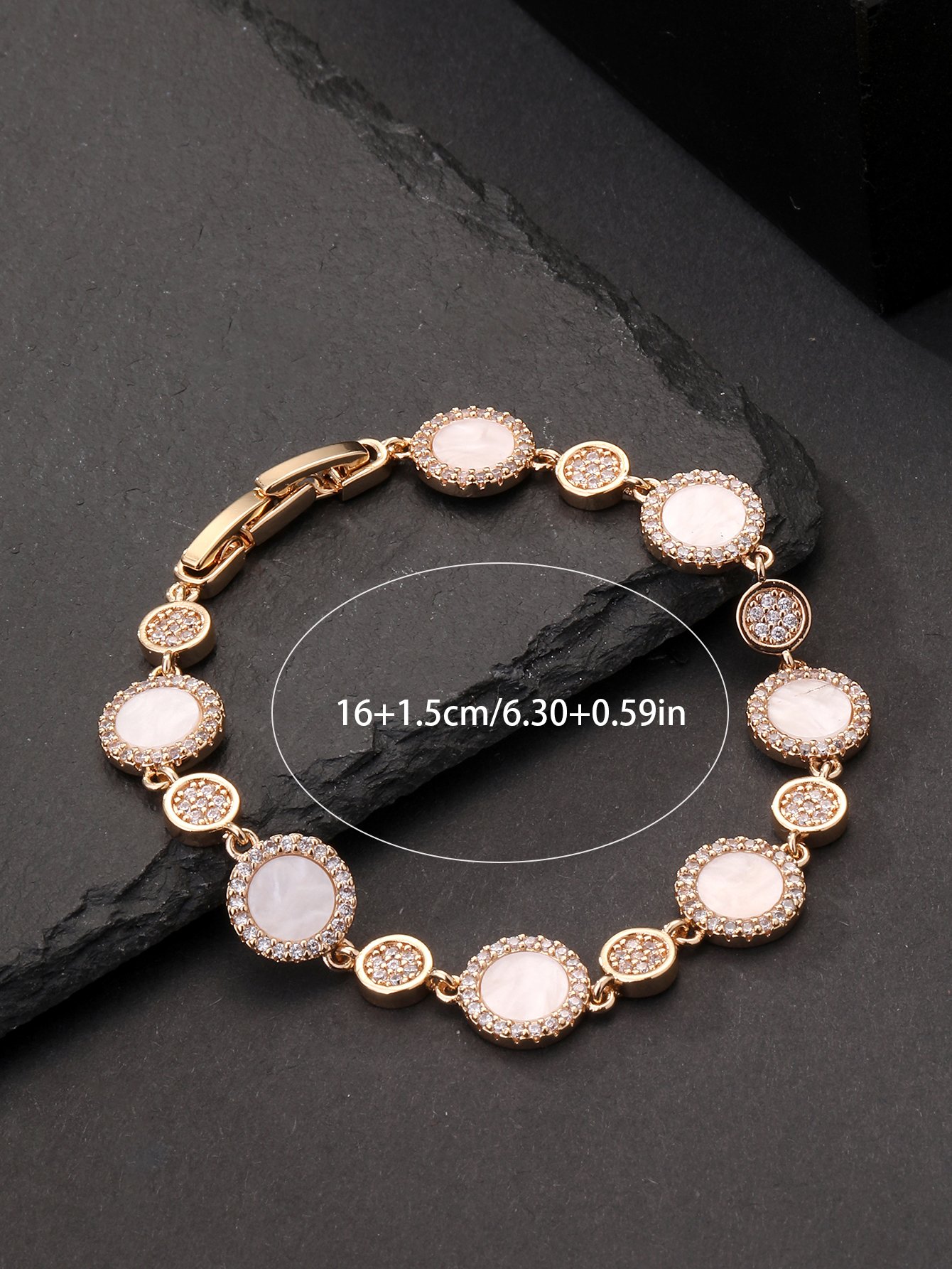 Golden round shell bracelet, set with ultra-shiny cubic zirconia, suitable for wearing to parties and dinners