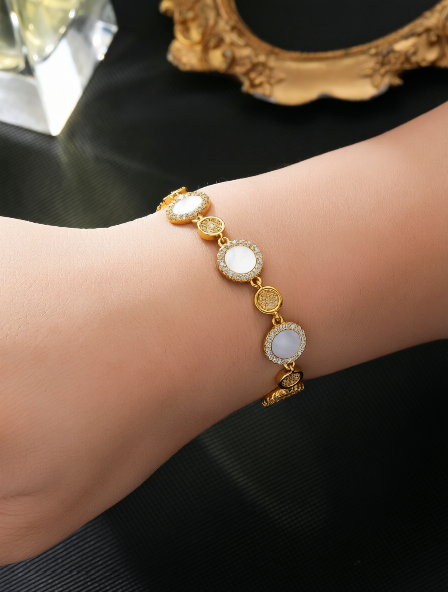 Golden round shell bracelet, set with ultra-shiny cubic zirconia, suitable for wearing to parties and dinners