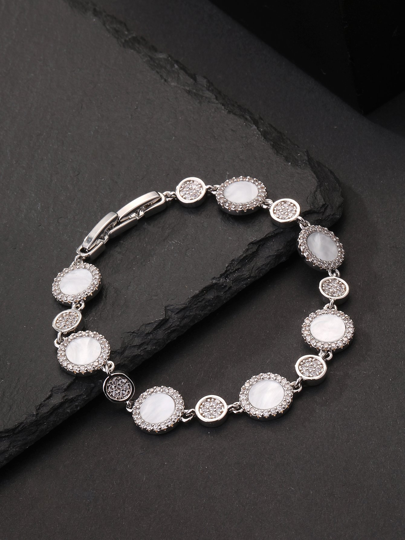 Silver round shell bracelet, set with ultra-shiny cubic zirconia, suitable for wearing to parties and dinners