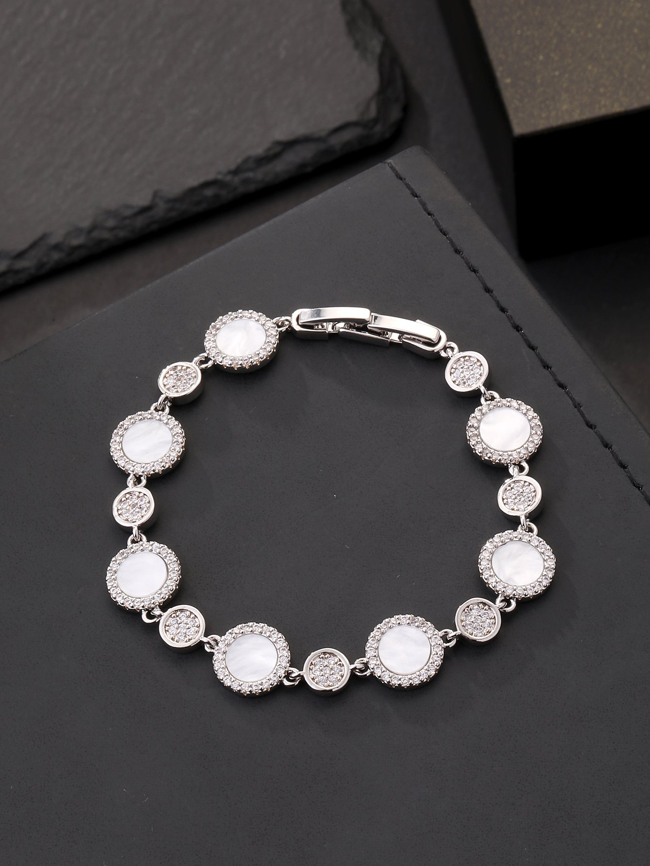 Silver round shell bracelet, set with ultra-shiny cubic zirconia, suitable for wearing to parties and dinners