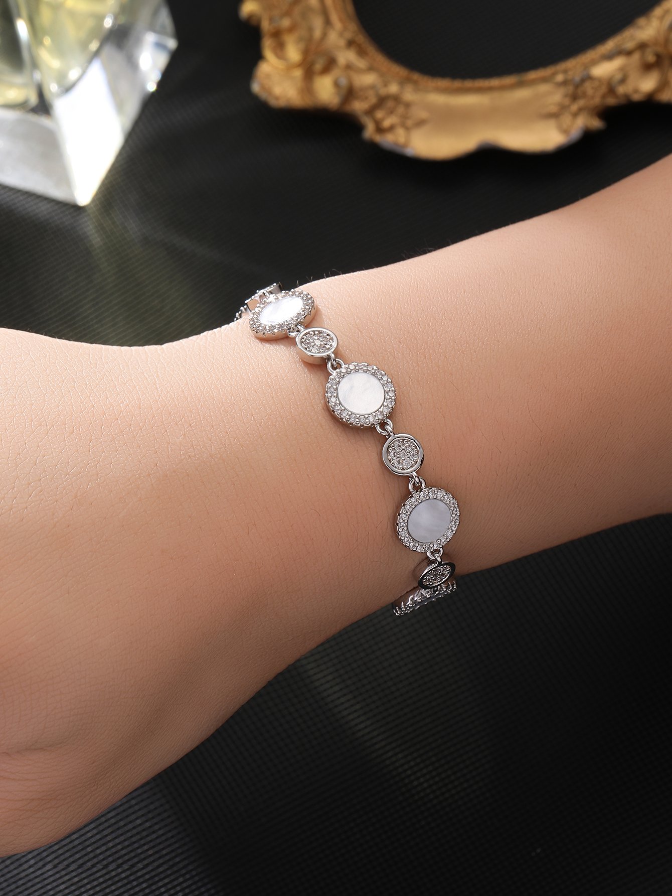 Silver round shell bracelet, set with ultra-shiny cubic zirconia, suitable for wearing to parties and dinners