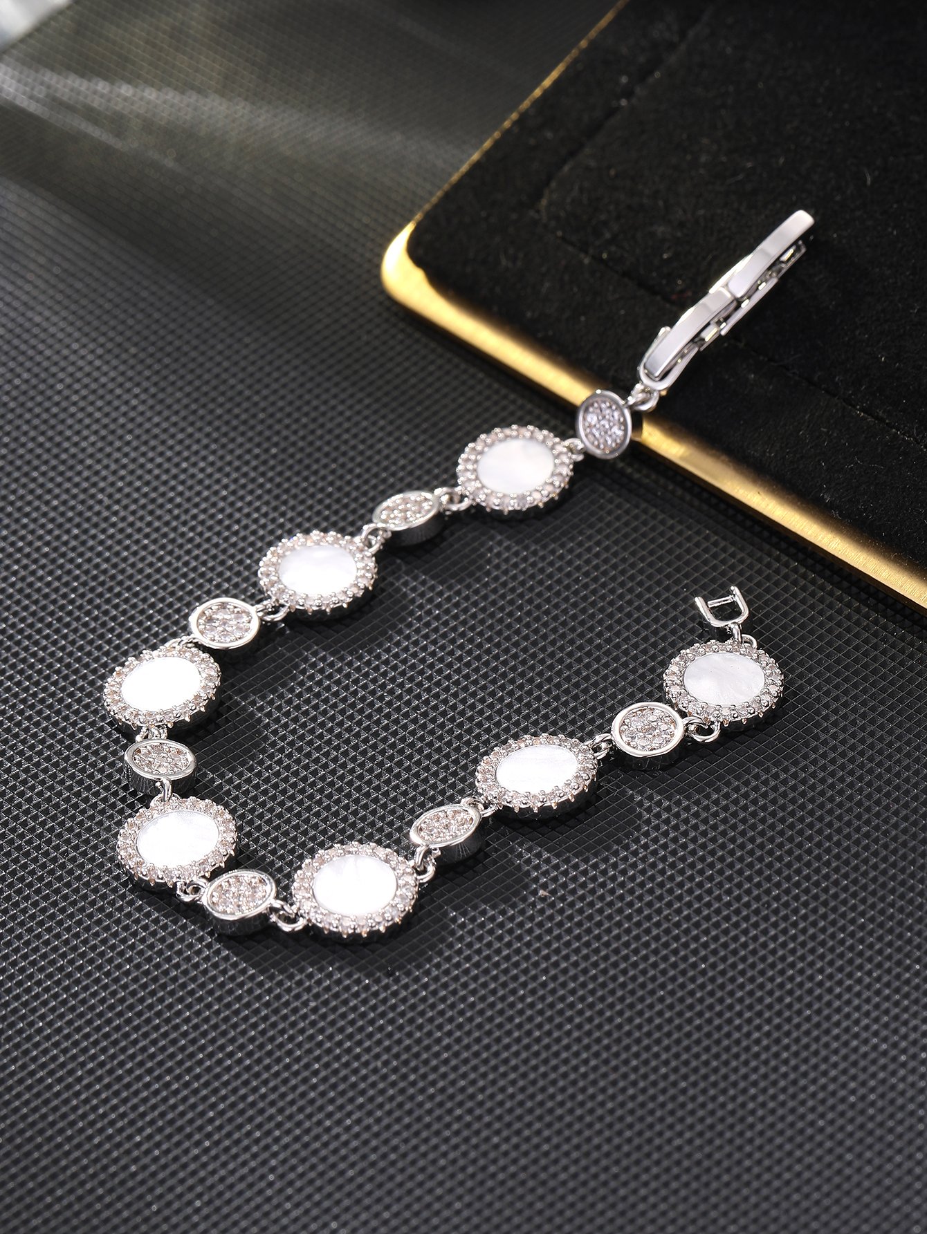 Silver round shell bracelet, set with ultra-shiny cubic zirconia, suitable for wearing to parties and dinners