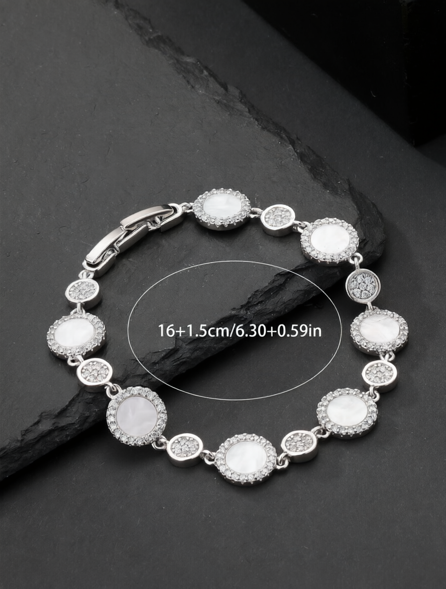 Silver round shell bracelet, set with ultra-shiny cubic zirconia, suitable for wearing to parties and dinners