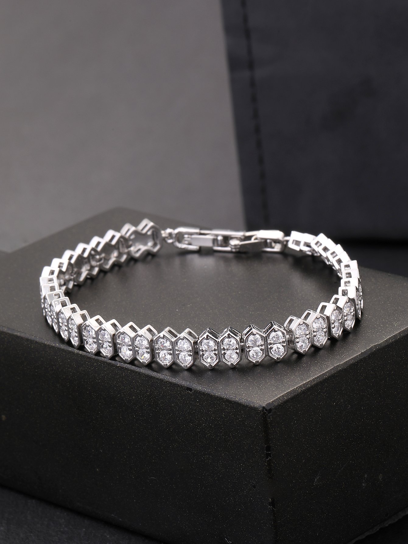 Silver honeycomb-shaped diamond irregular square pendant set with ultra-shiny cubic zirconia, suitable for wearing to parties and dinners