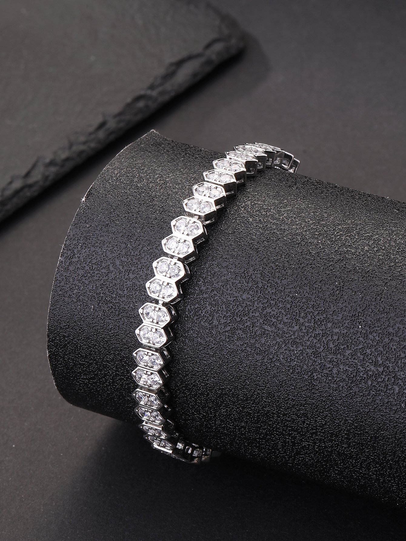 Silver honeycomb-shaped diamond irregular square pendant set with ultra-shiny cubic zirconia, suitable for wearing to parties and dinners
