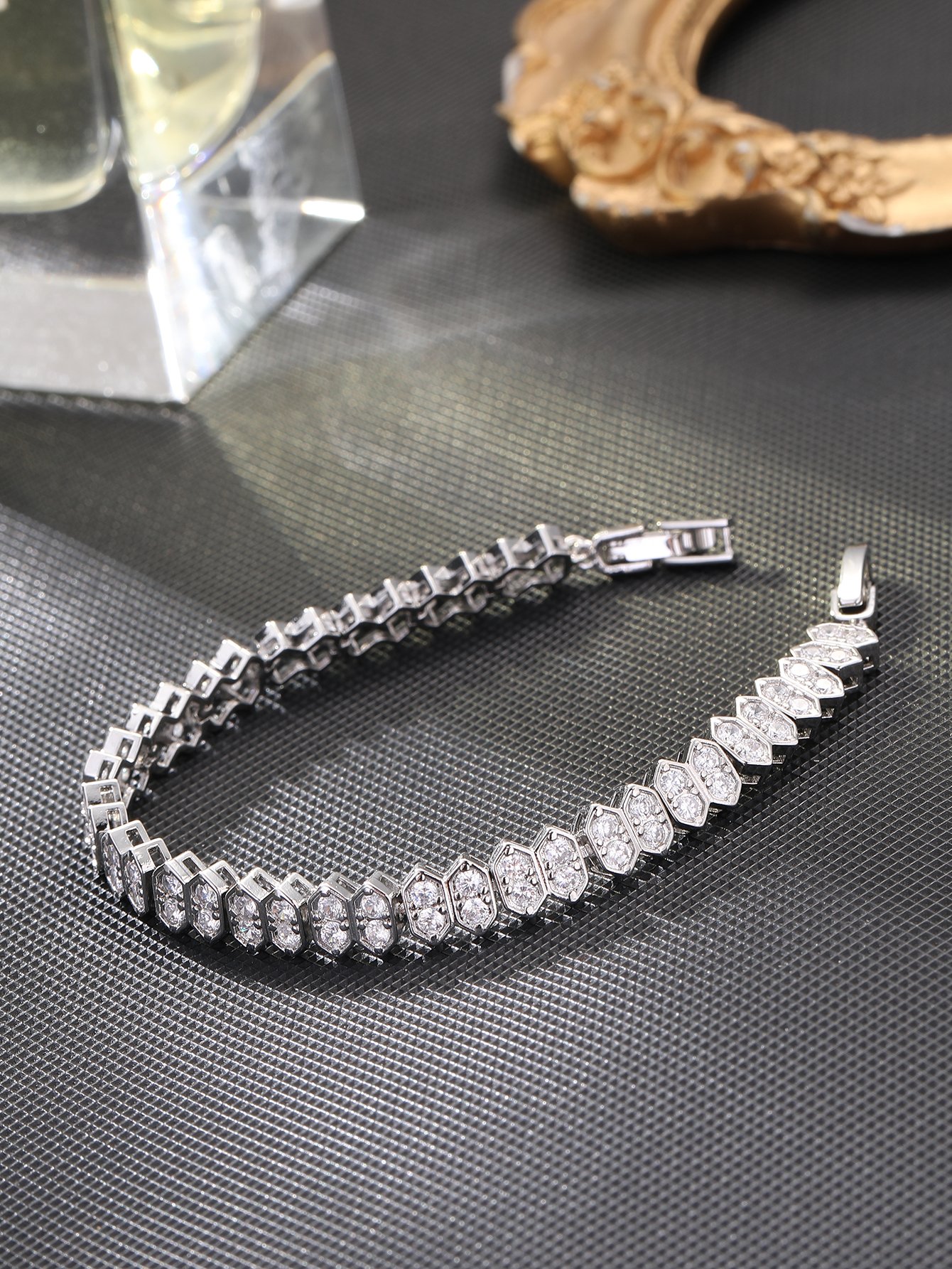 Silver honeycomb-shaped diamond irregular square pendant set with ultra-shiny cubic zirconia, suitable for wearing to parties and dinners