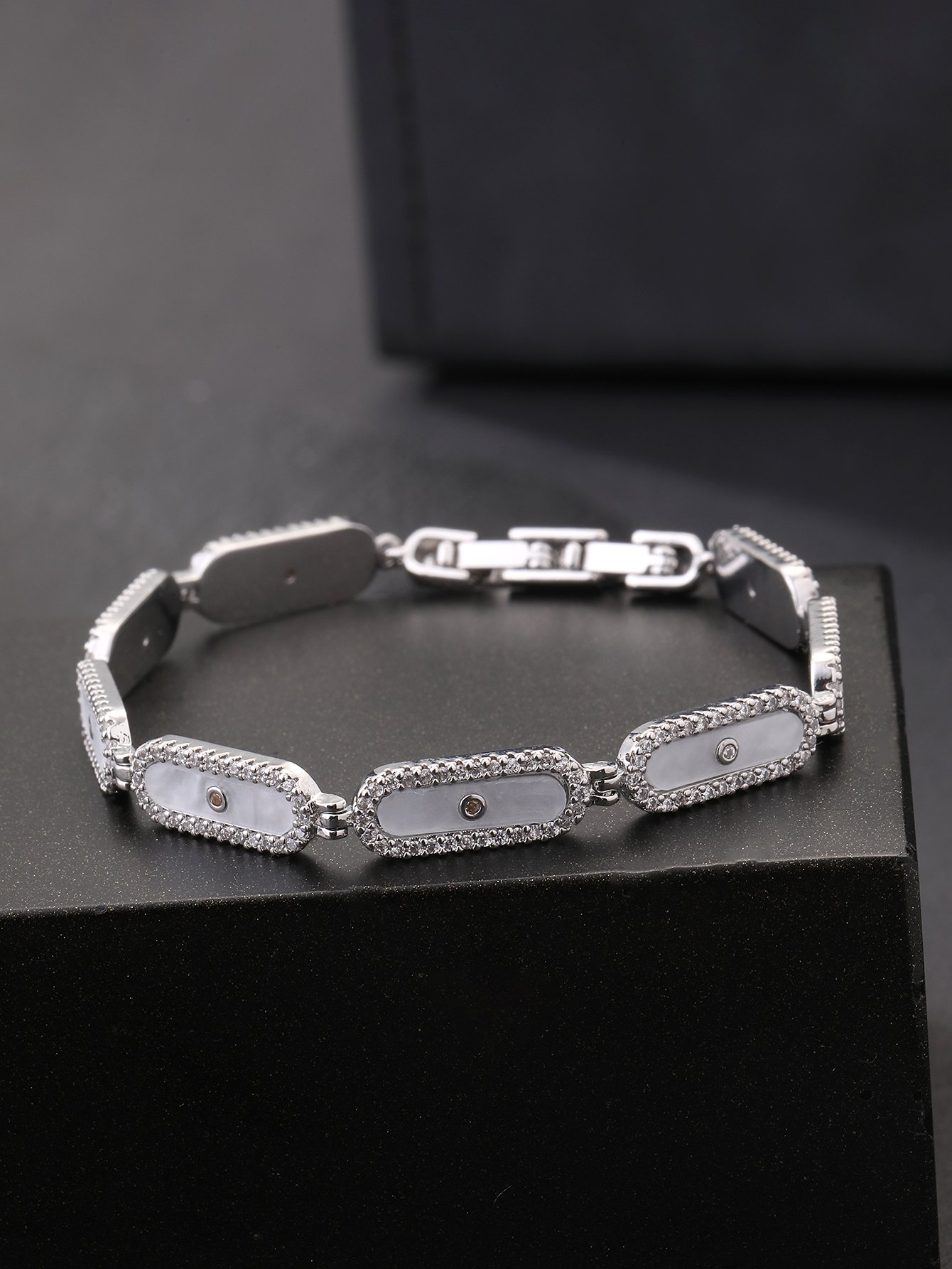 Silver oval shell bracelet set with ultra-shiny cubic zirconia, suitable for wearing to parties and dinners