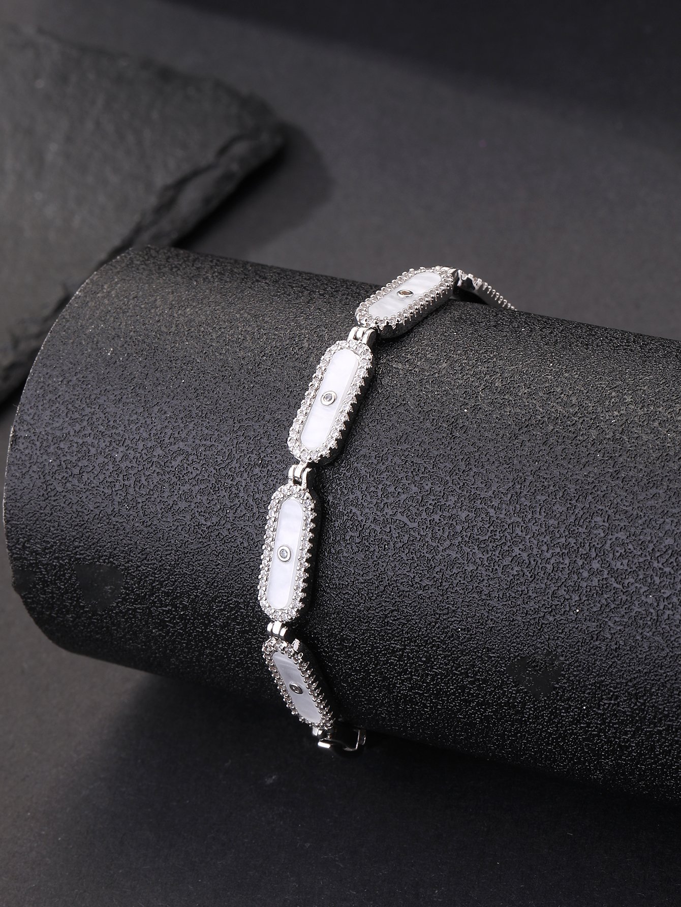 Silver oval shell bracelet set with ultra-shiny cubic zirconia, suitable for wearing to parties and dinners