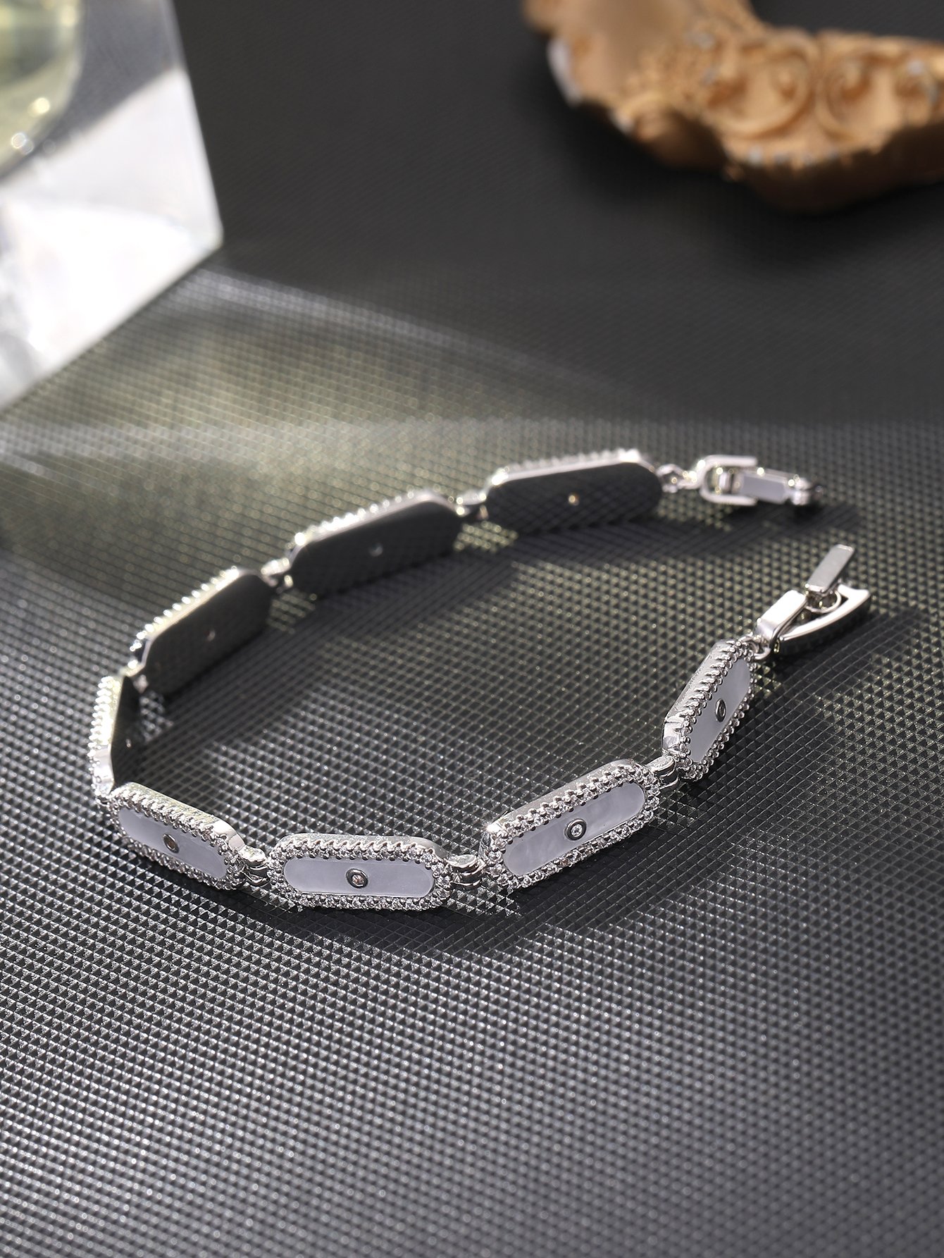 Silver oval shell bracelet set with ultra-shiny cubic zirconia, suitable for wearing to parties and dinners