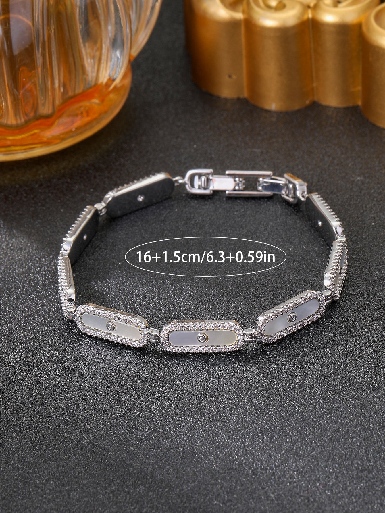 Silver oval shell bracelet set with ultra-shiny cubic zirconia, suitable for wearing to parties and dinners