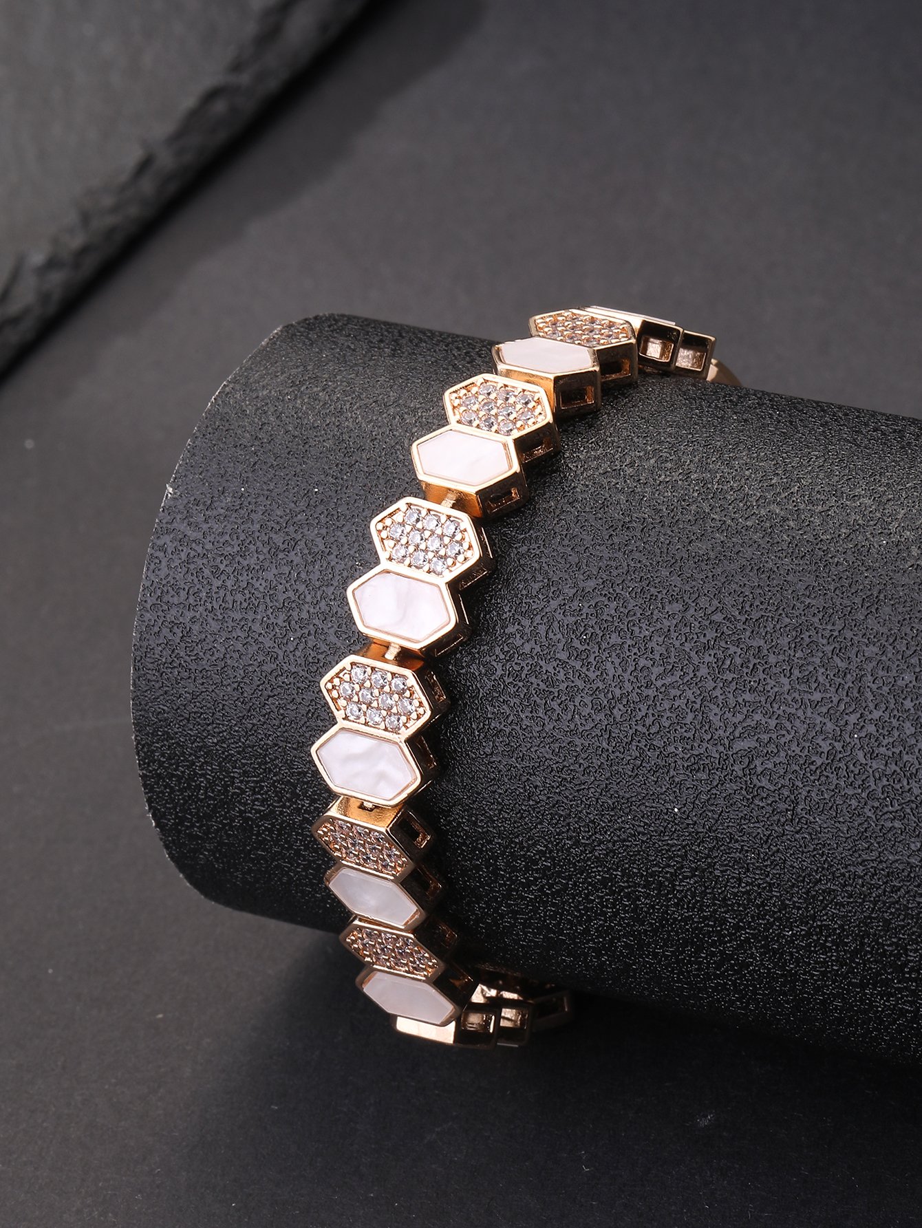 Gold honeycomb shell bracelet, set with ultra-shiny cubic zirconia, suitable for wearing to parties and dinners