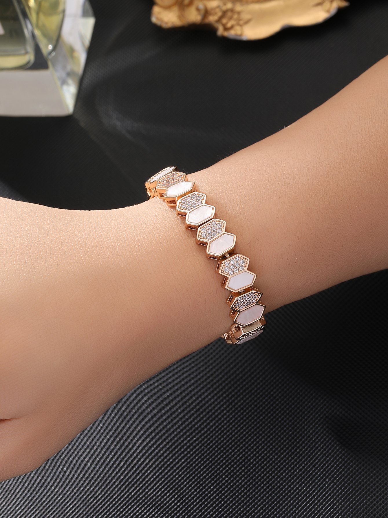 Gold honeycomb shell bracelet, set with ultra-shiny cubic zirconia, suitable for wearing to parties and dinners