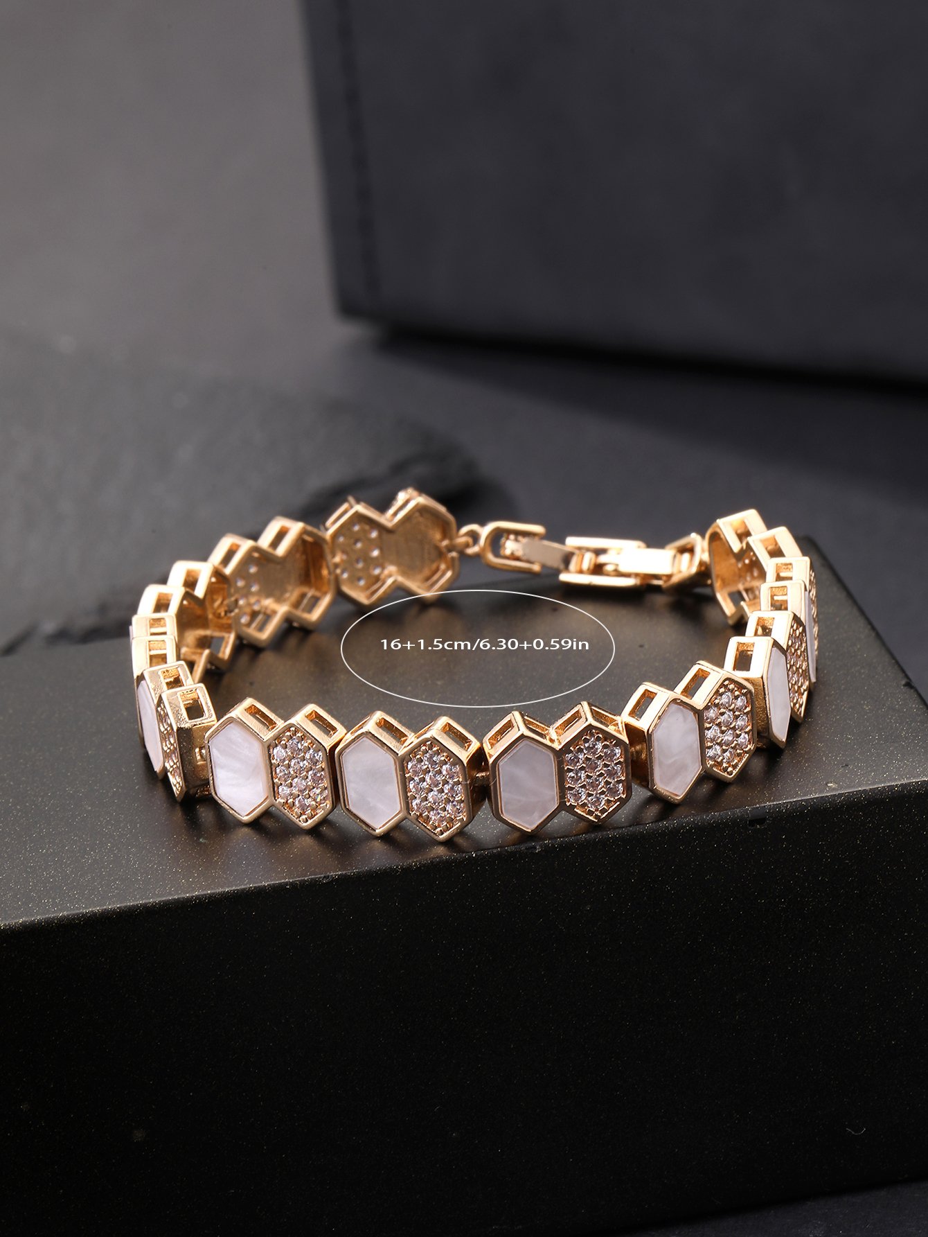 Gold honeycomb shell bracelet, set with ultra-shiny cubic zirconia, suitable for wearing to parties and dinners