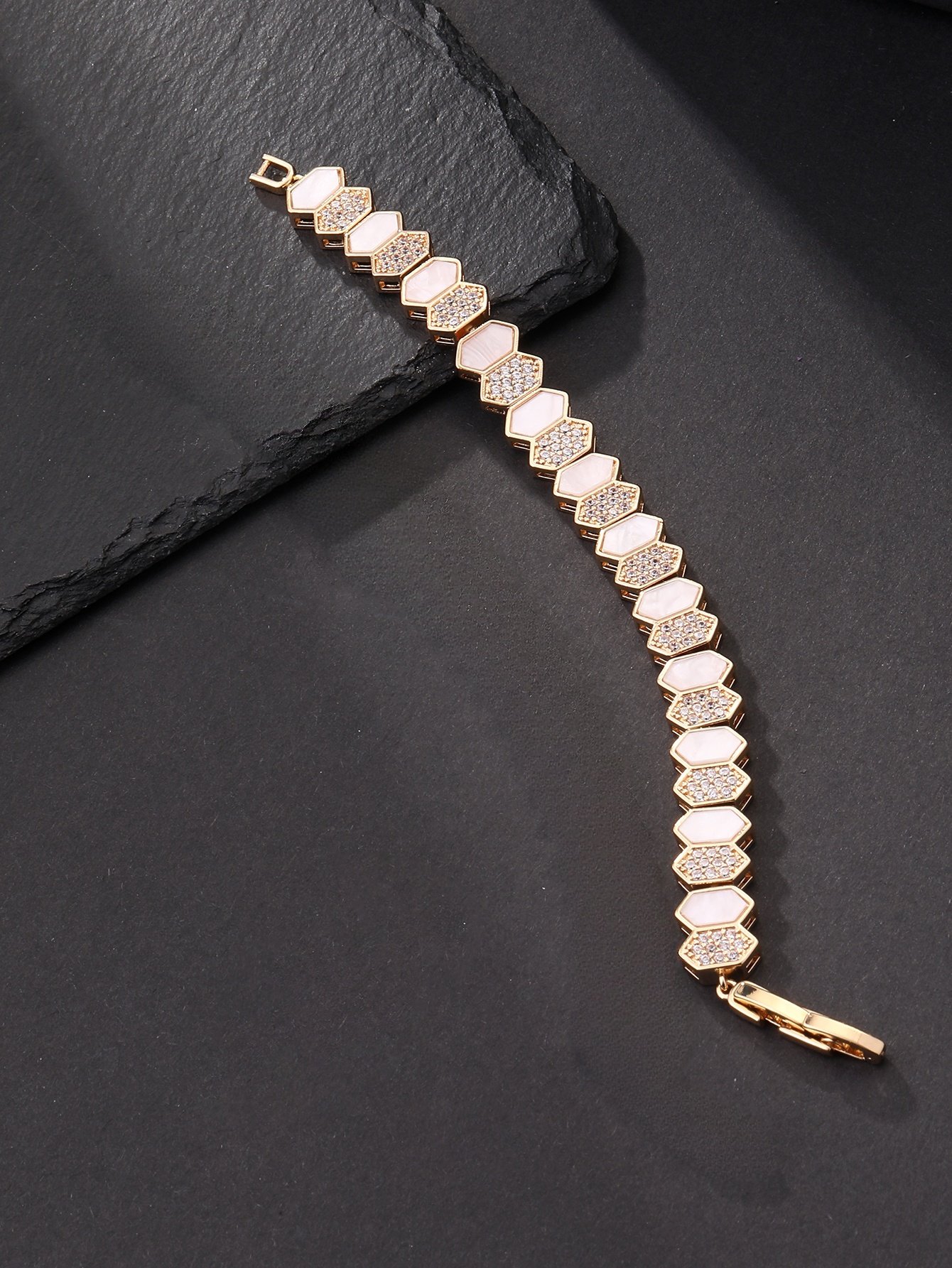 Gold honeycomb shell bracelet, set with ultra-shiny cubic zirconia, suitable for wearing to parties and dinners