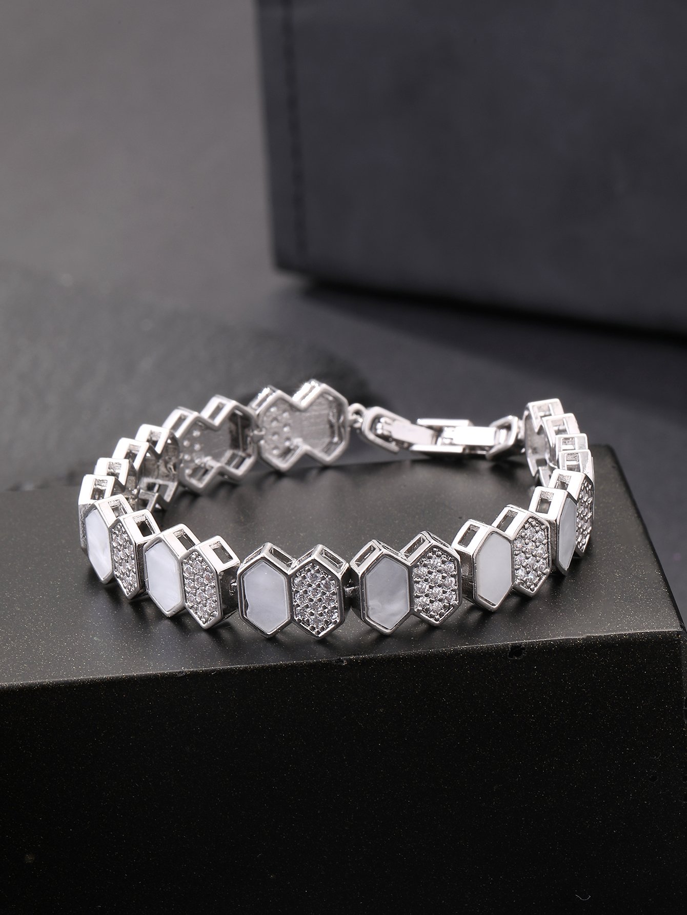 Silver honeycomb-shaped shell bracelet, set with ultra-shiny cubic zirconia, suitable for wearing at parties and dinners