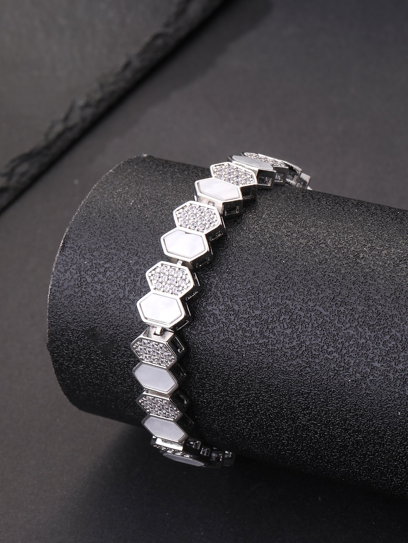 Silver honeycomb-shaped shell bracelet, set with ultra-shiny cubic zirconia, suitable for wearing at parties and dinners