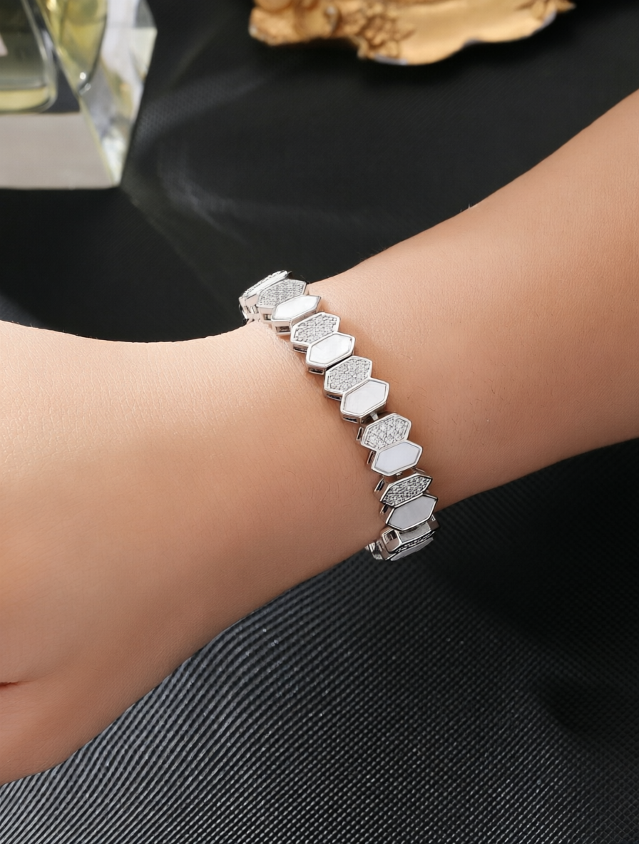 Silver honeycomb-shaped shell bracelet, set with ultra-shiny cubic zirconia, suitable for wearing at parties and dinners