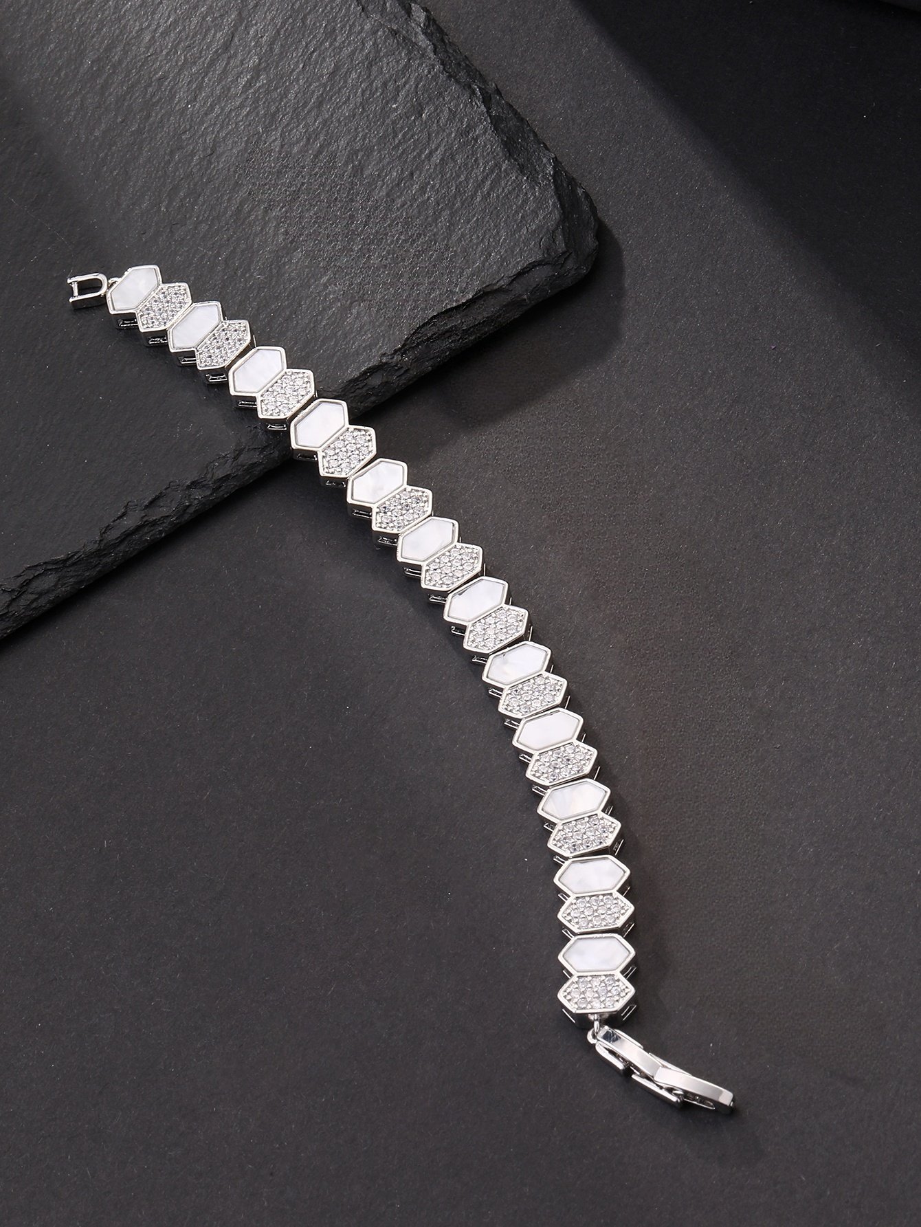Silver honeycomb-shaped shell bracelet, set with ultra-shiny cubic zirconia, suitable for wearing at parties and dinners