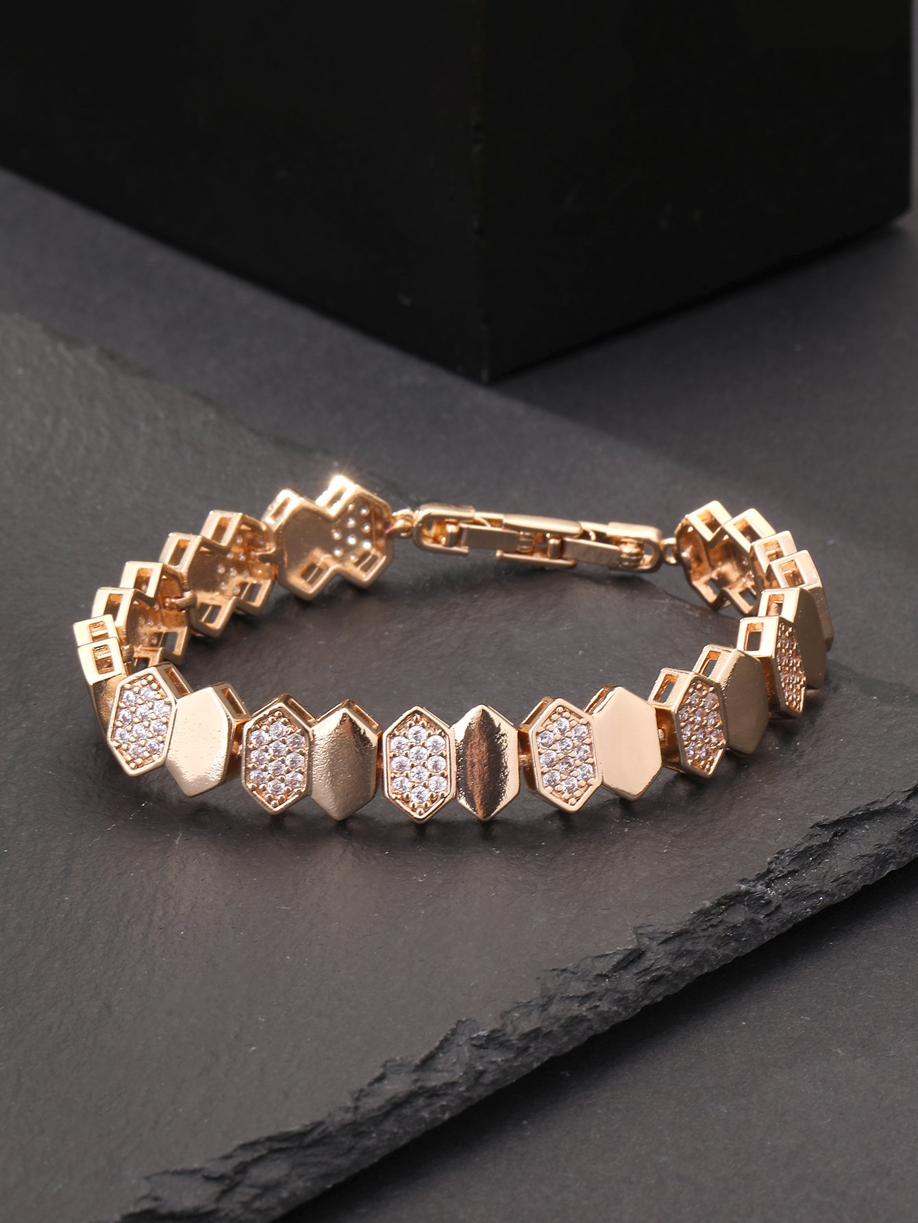Gold Wheel Honeycomb Design Pendant Bracelet with Super Sparkling Cubic Zirconia, Suitable for Wearing at Parties and Dinners