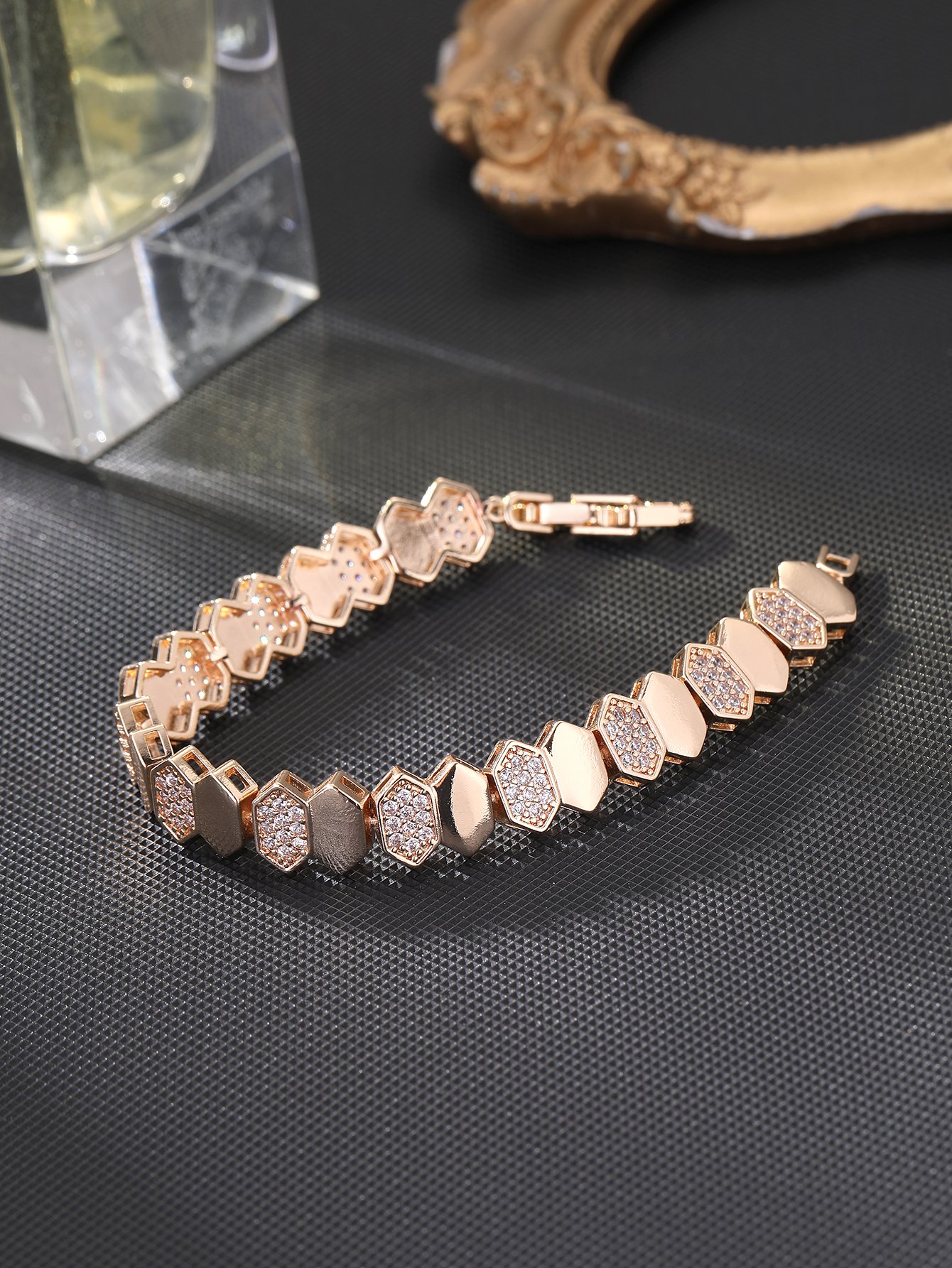 Gold Wheel Honeycomb Design Pendant Bracelet with Super Sparkling Cubic Zirconia, Suitable for Wearing at Parties and Dinners