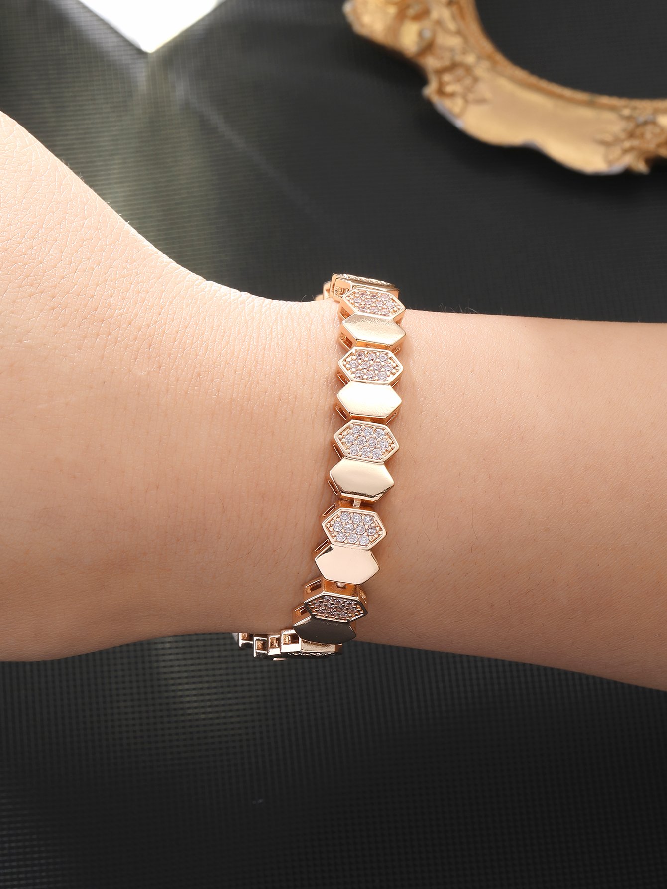 Gold Wheel Honeycomb Design Pendant Bracelet with Super Sparkling Cubic Zirconia, Suitable for Wearing at Parties and Dinners