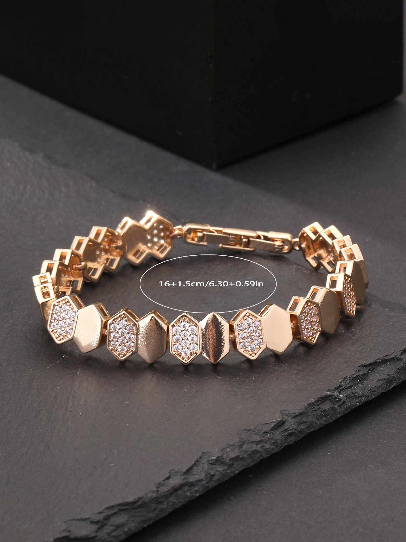 Gold Wheel Honeycomb Design Pendant Bracelet with Super Sparkling Cubic Zirconia, Suitable for Wearing at Parties and Dinners