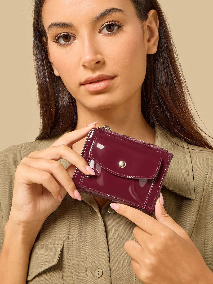 Plain Bi-Fold Wallet with Magnetic Snap Closure