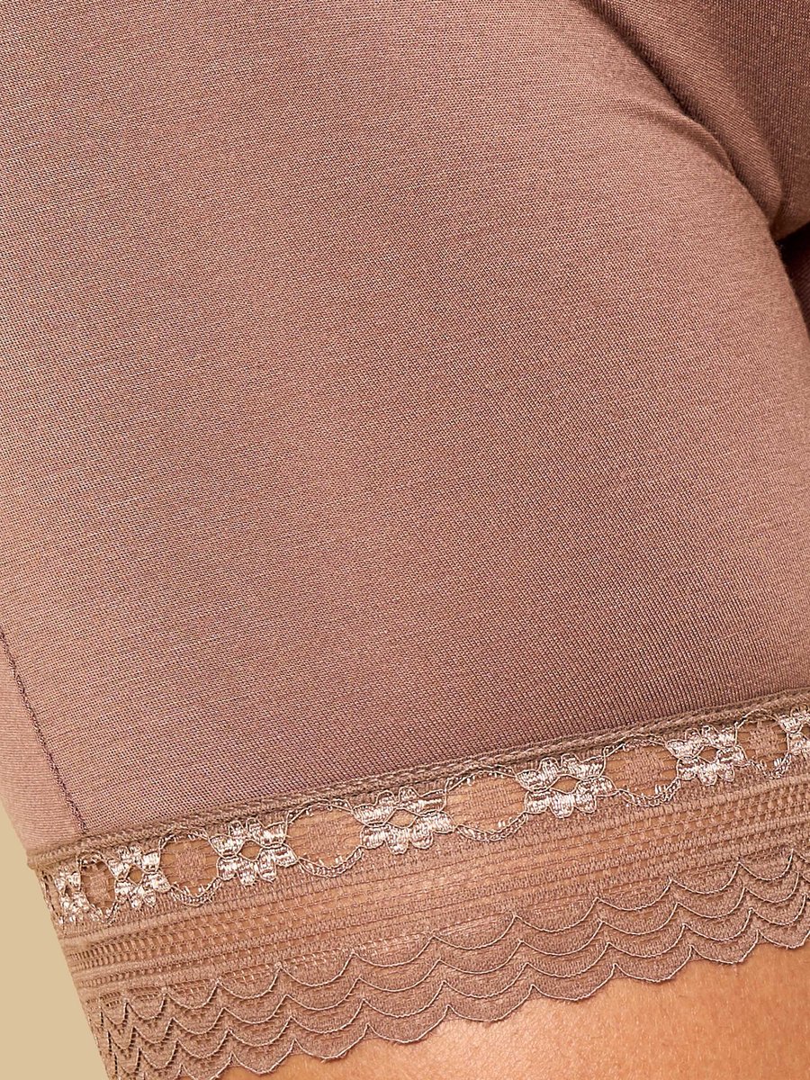 شورت ليقنز فيسكوز بتفاصيل دانتيل