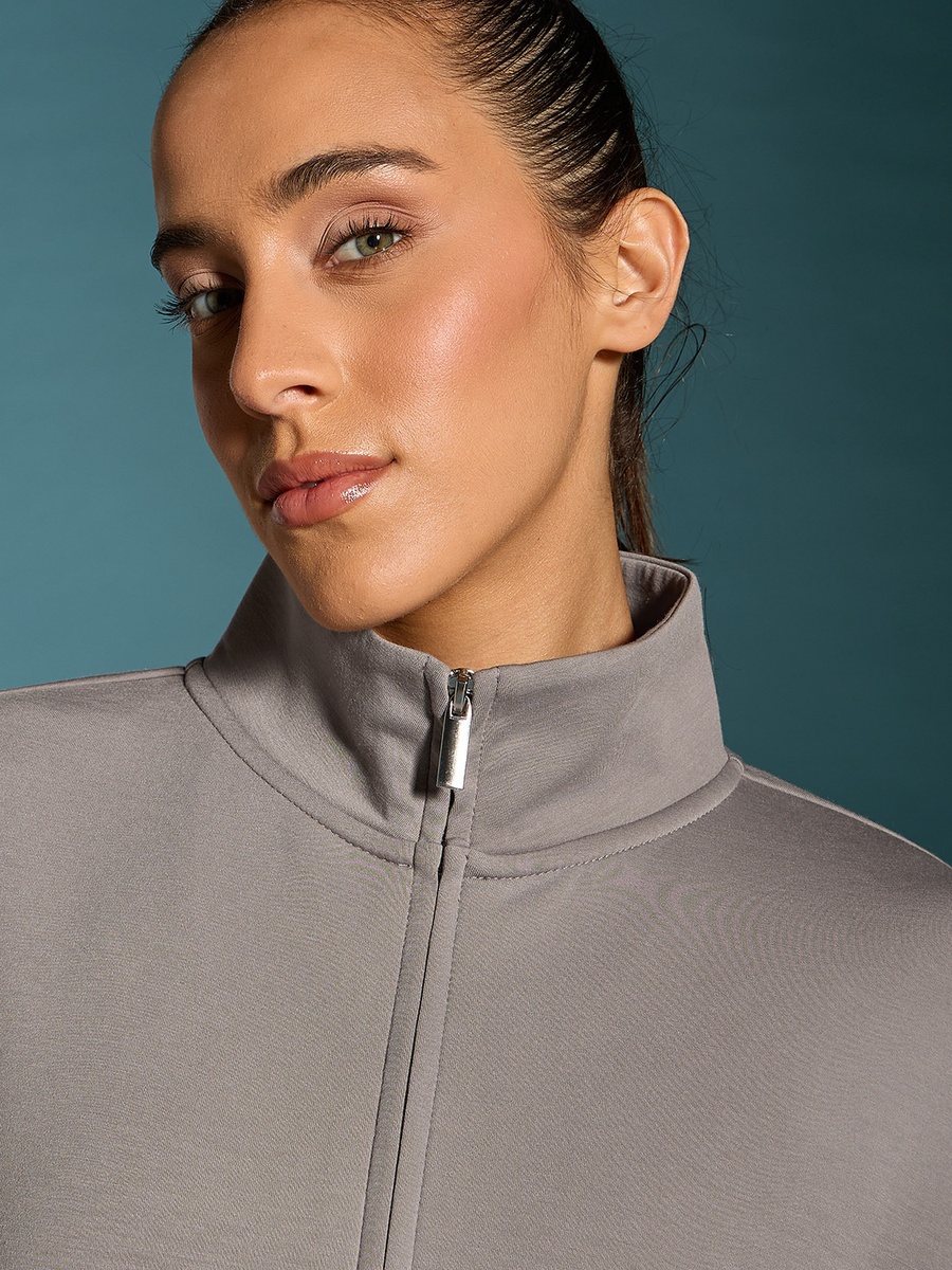جاكيت بياقة عالية ورباط تضييق