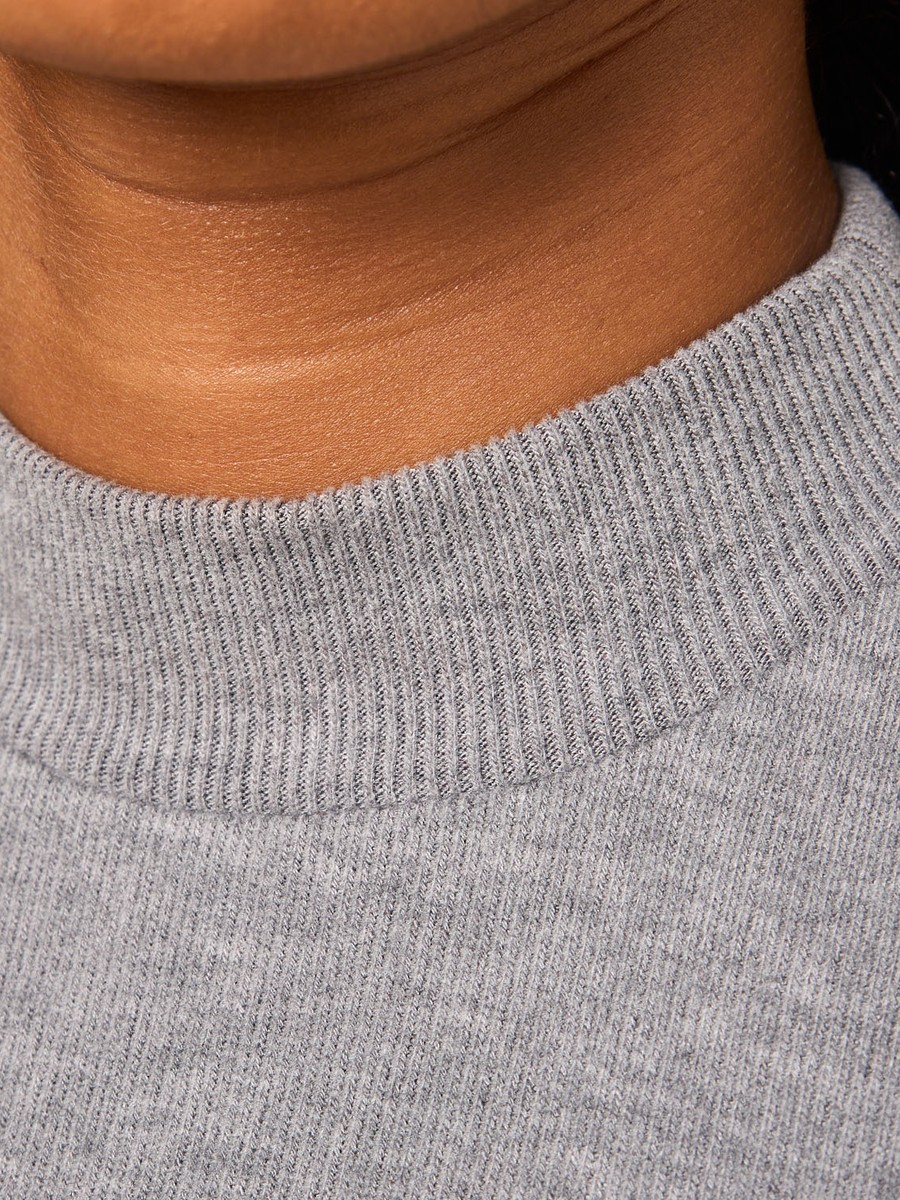 سويت شيرت بتصميم أجزاء متداخلة