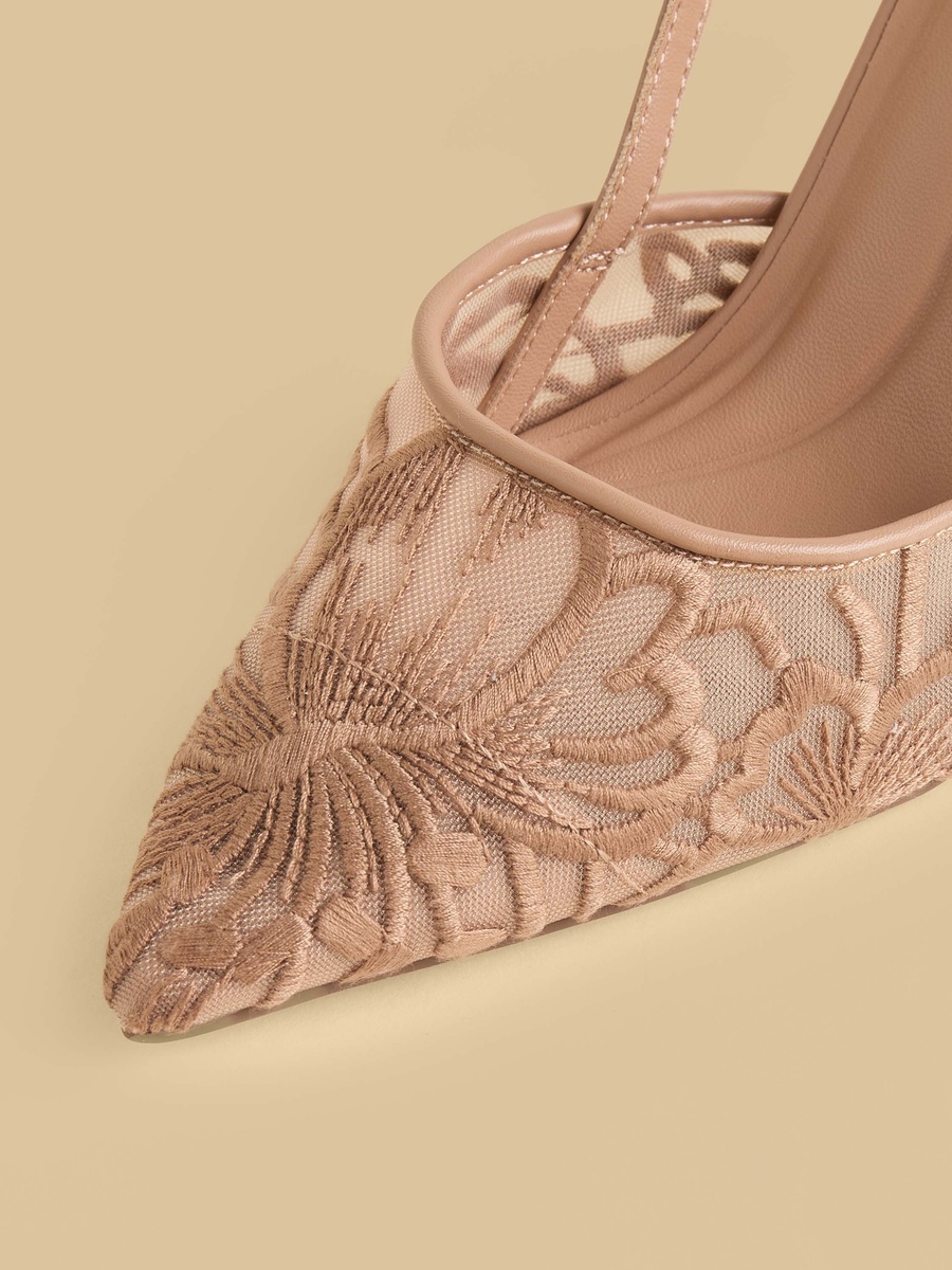 حذاء بكعب خنجر ومطرز بالزهور