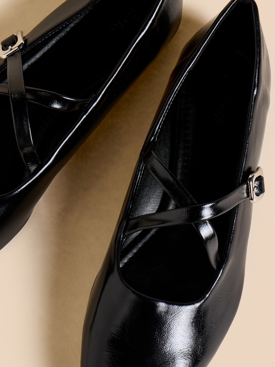 Criss Cross Strap Ballerina Shoes with Buckle Closure