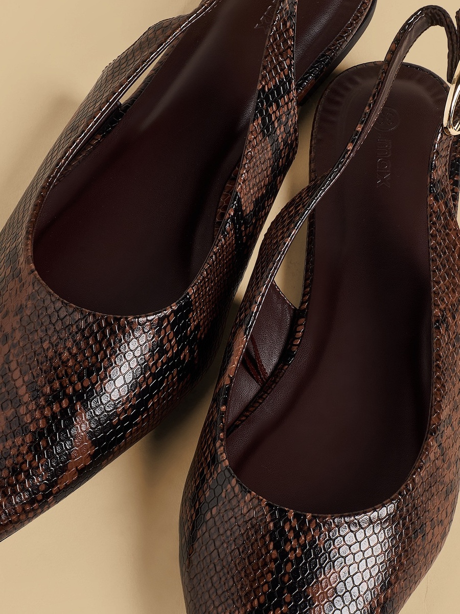Pointed Toe Shoes with Buckle Closure