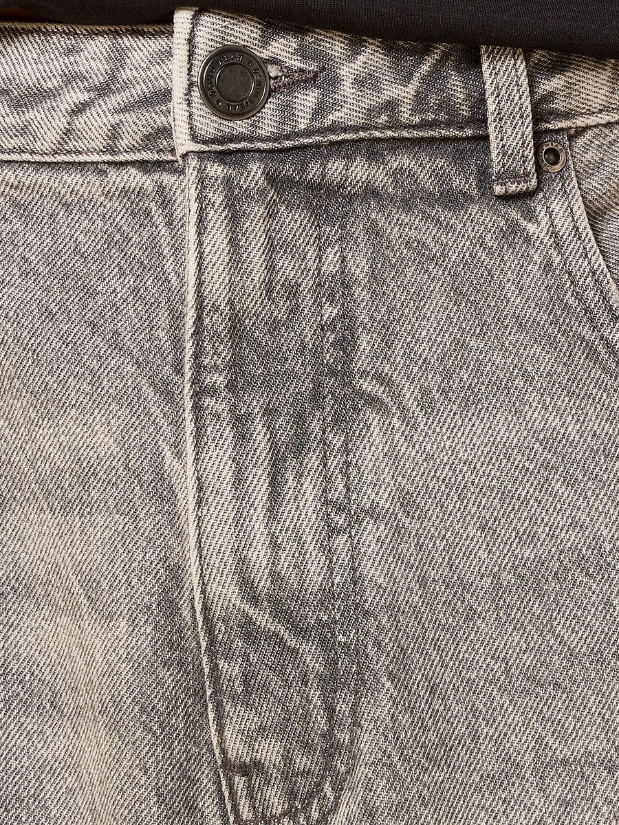 بنطلون جينز بقصة واسعة