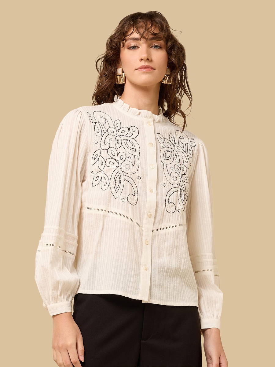 بلوزة مطرزة بياقة كشكش