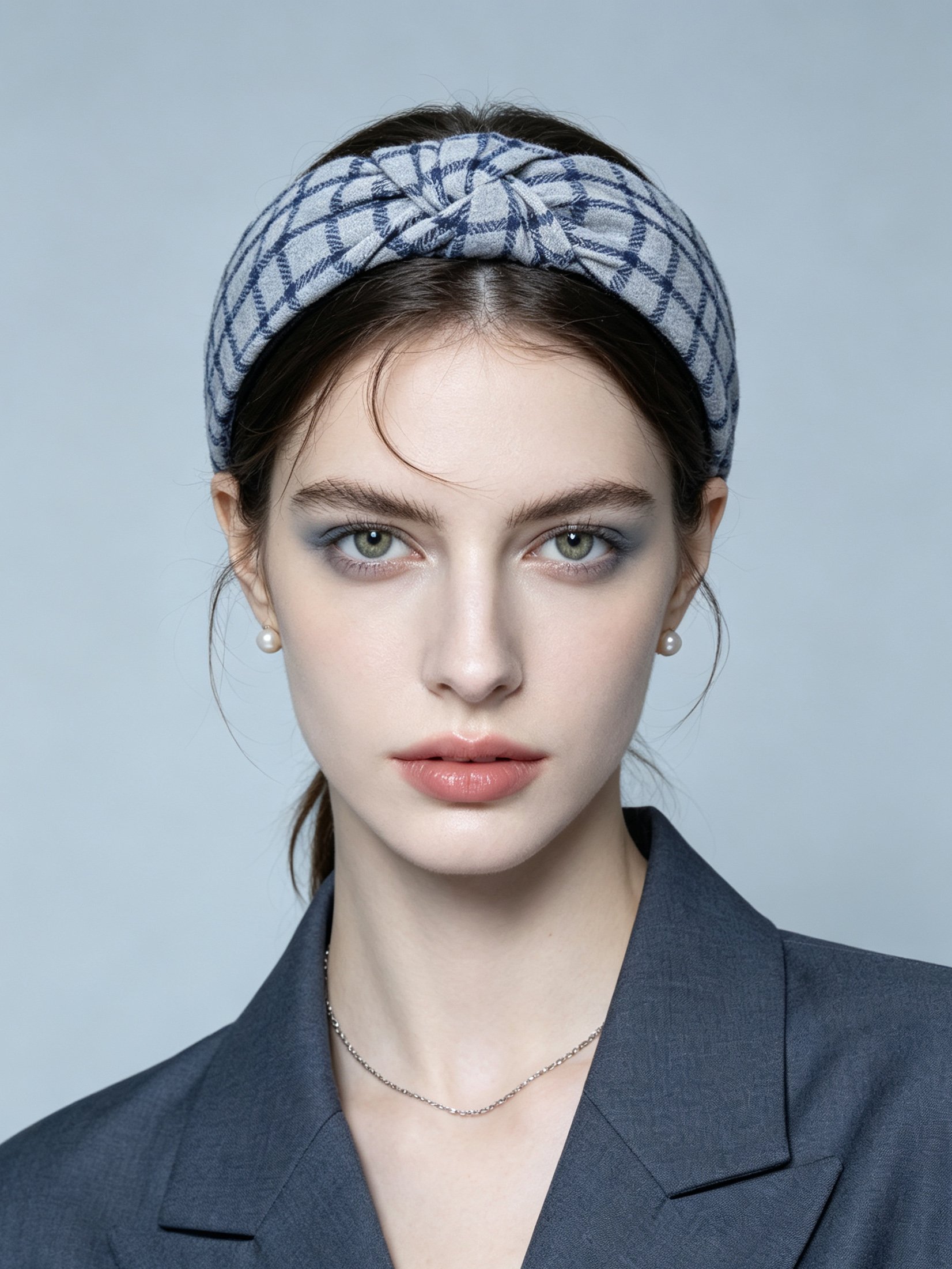 طوق شعر بعقدة ونمط كاروهات
