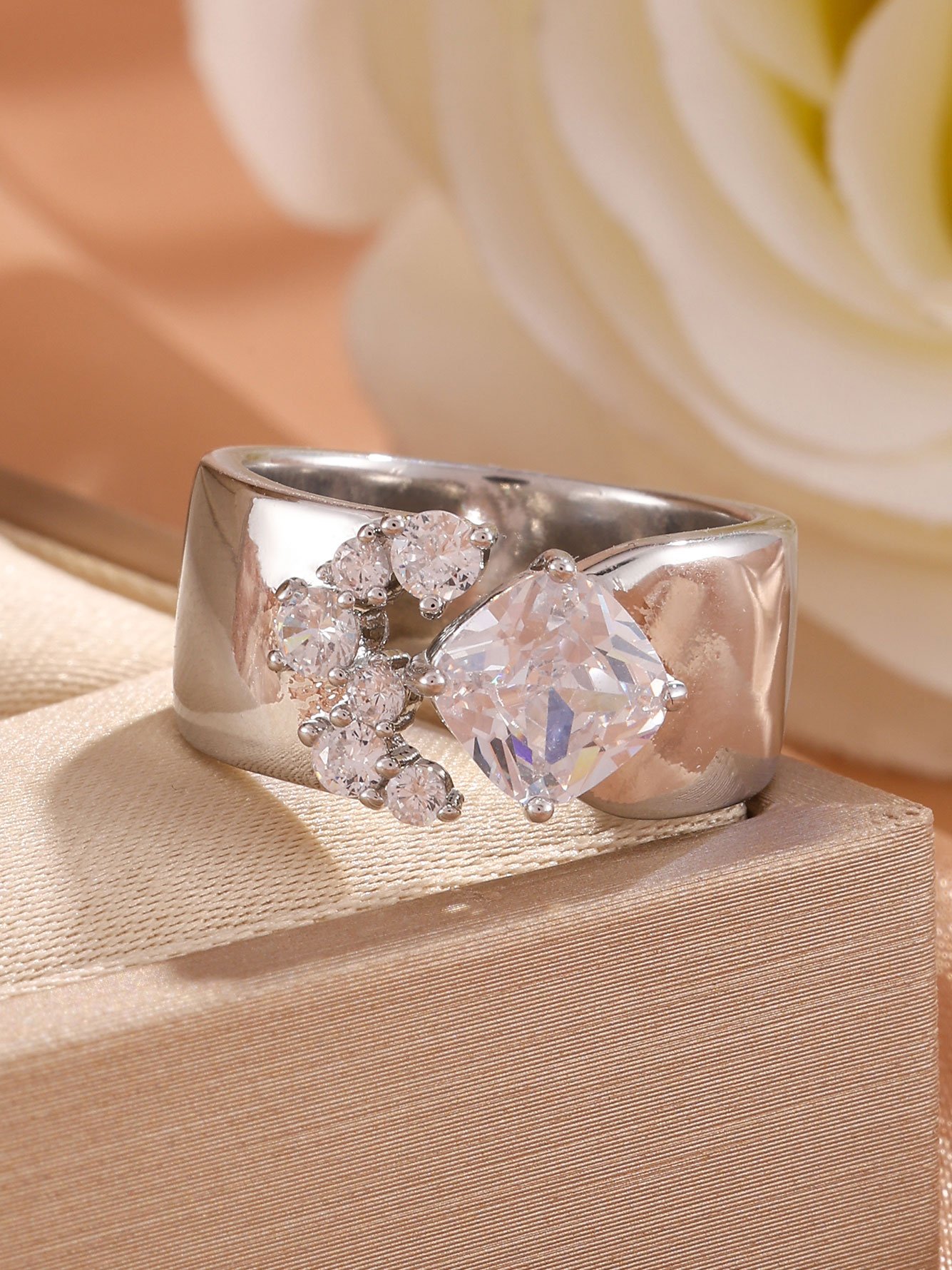 1pc Womens Silver Pear Zircon Ring